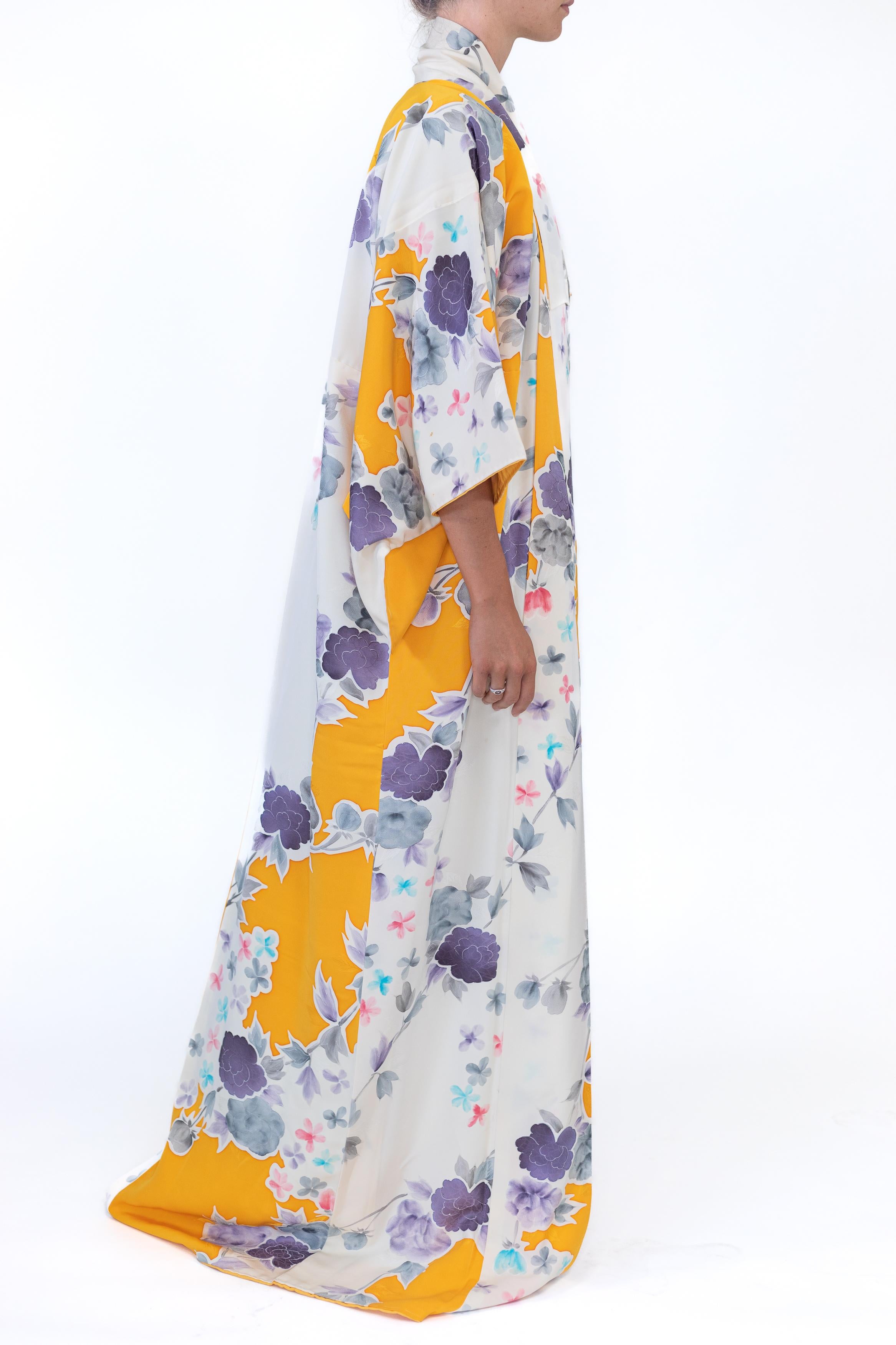 1950S Grey & Gold Floral Silk Hand-Painted Kimono For Sale 1