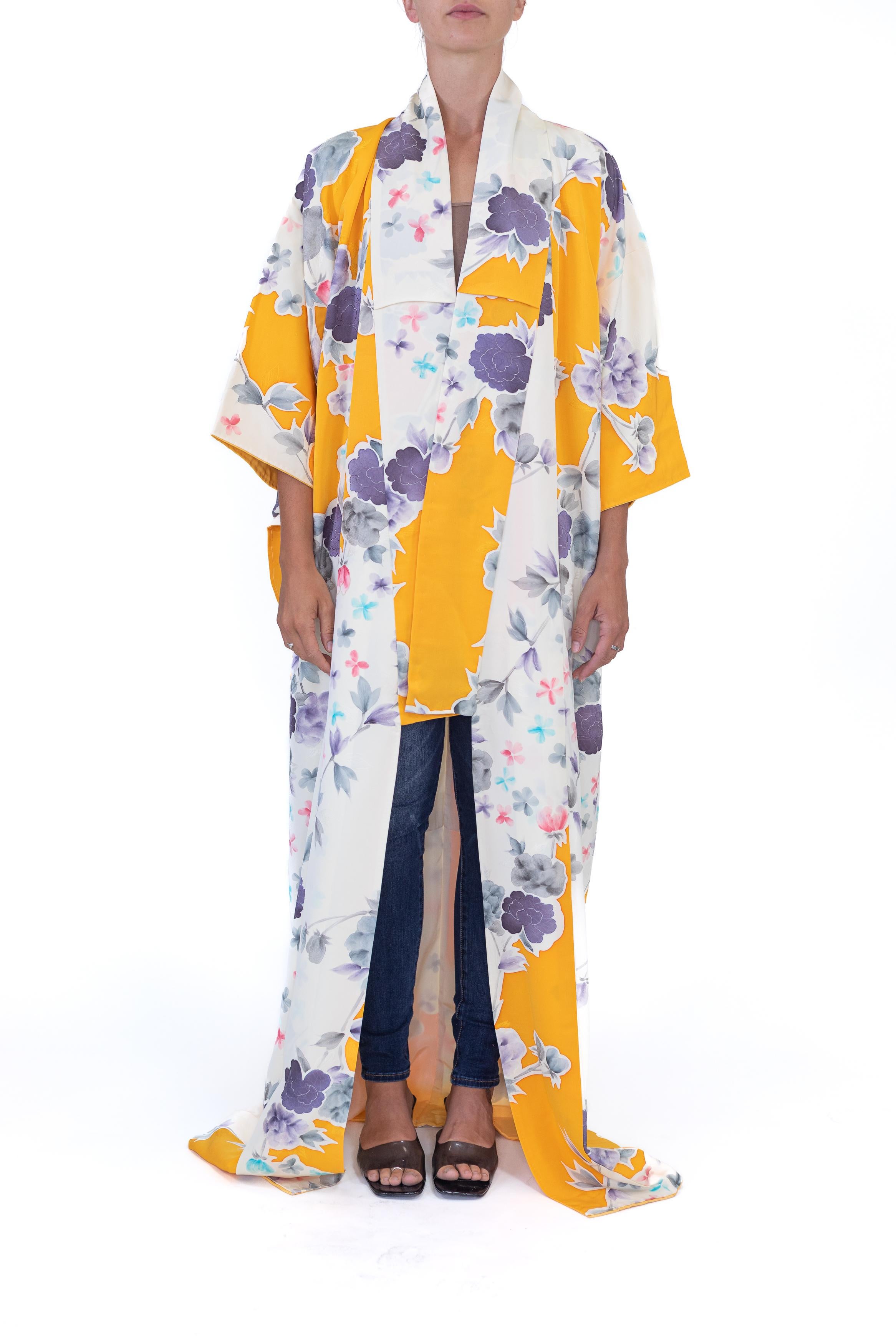 1950S Grey & Gold Floral Silk Hand-Painted Kimono For Sale 2