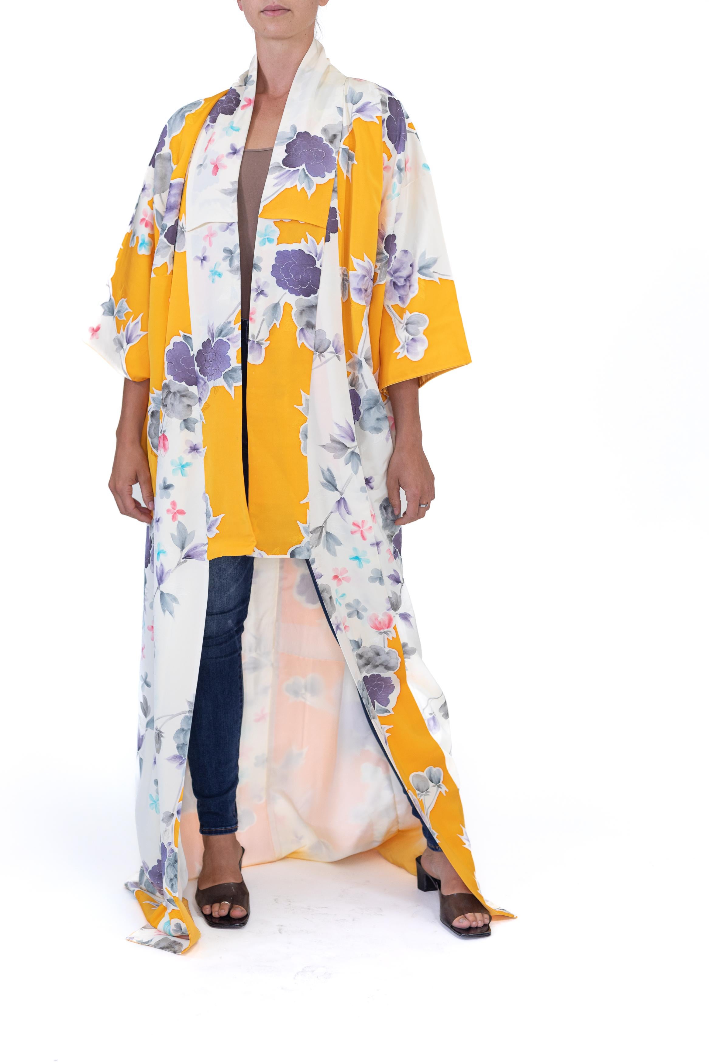 Handbemalter Kimono aus grauer und goldener Seide mit Blumenmuster aus den 1950er Jahren im Angebot 1