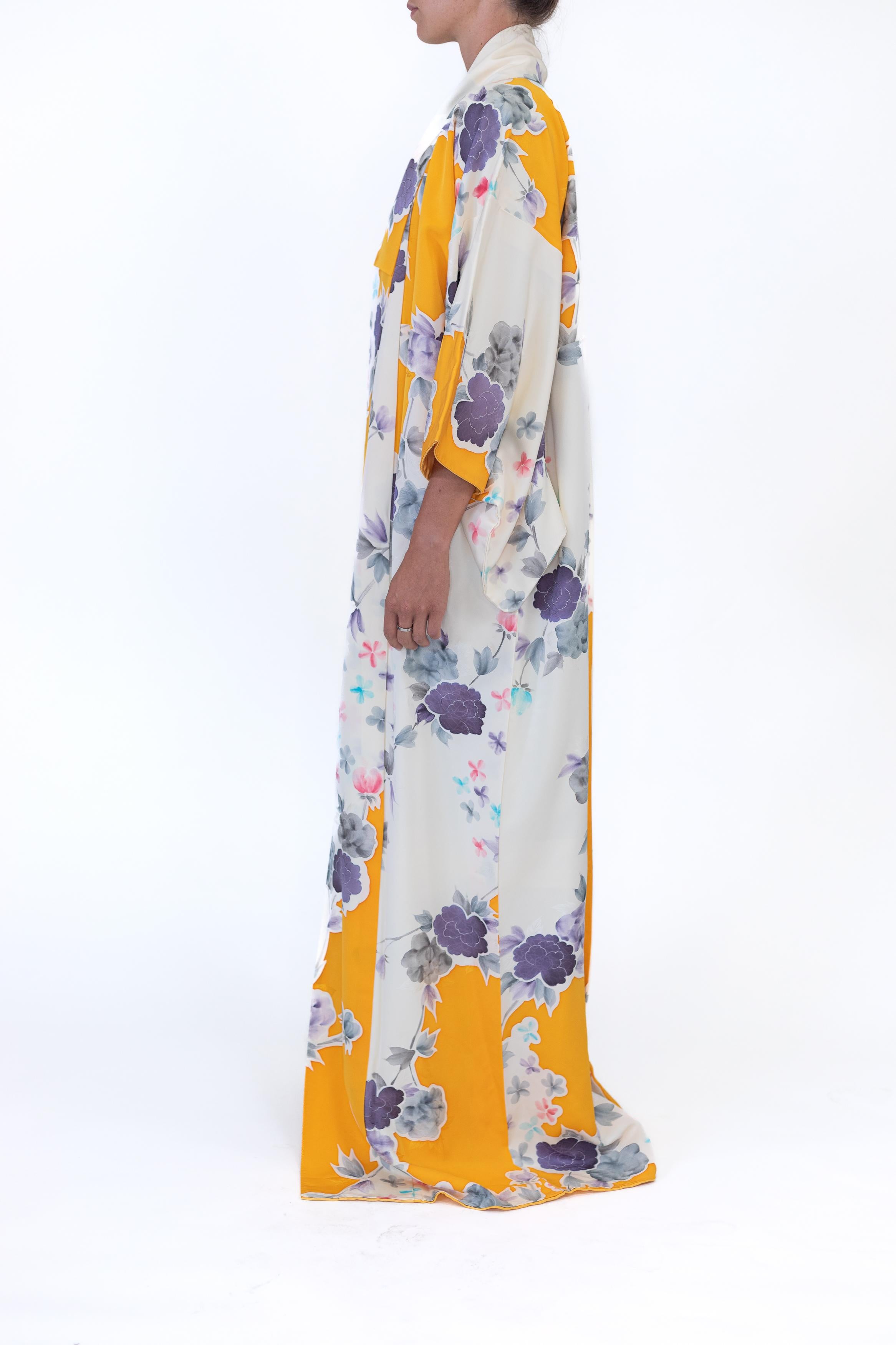1950S Grey & Gold Floral Silk Hand-Painted Kimono For Sale 4