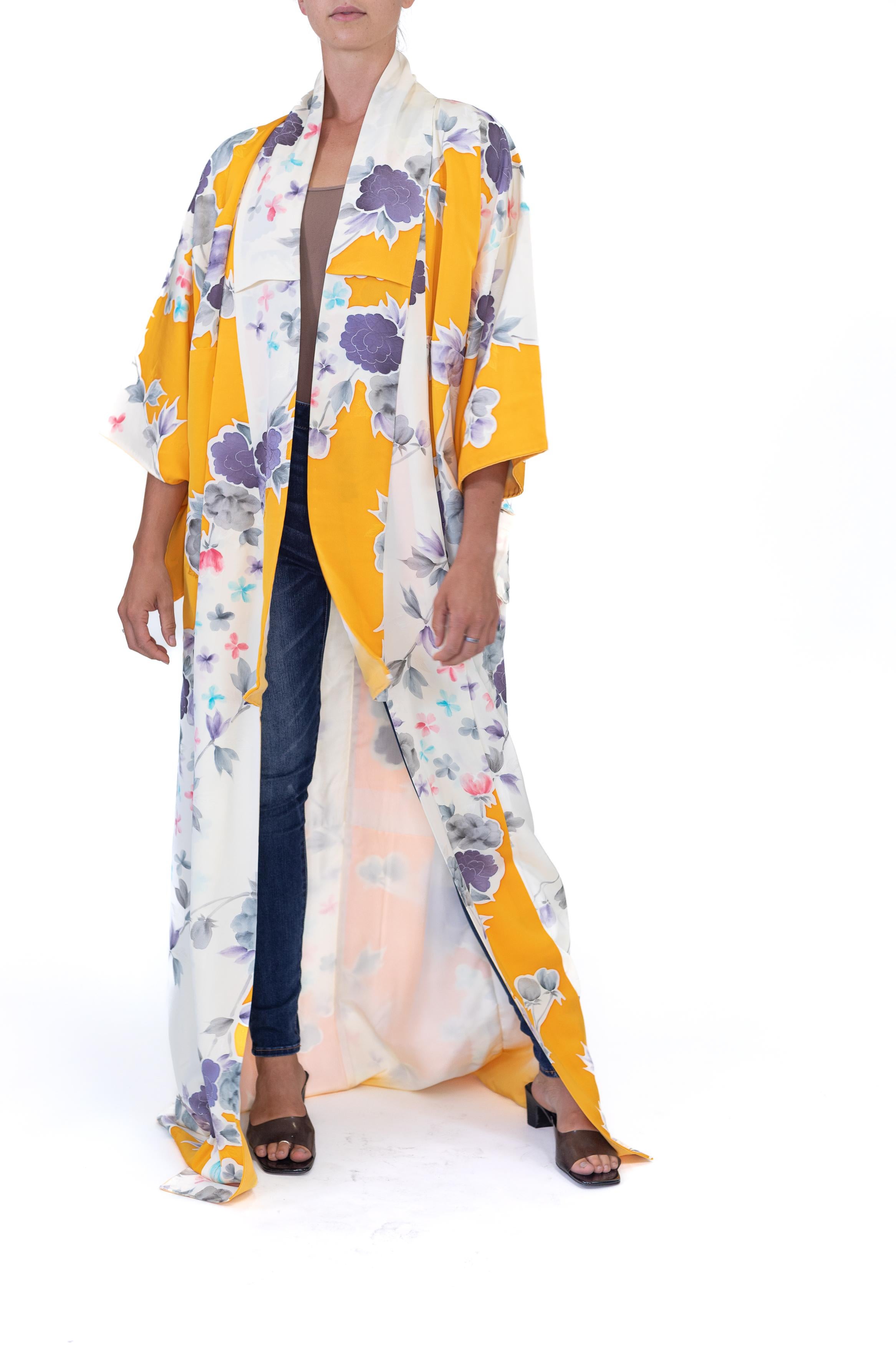 1950S Grey & Gold Floral Silk Hand-Painted Kimono For Sale 5
