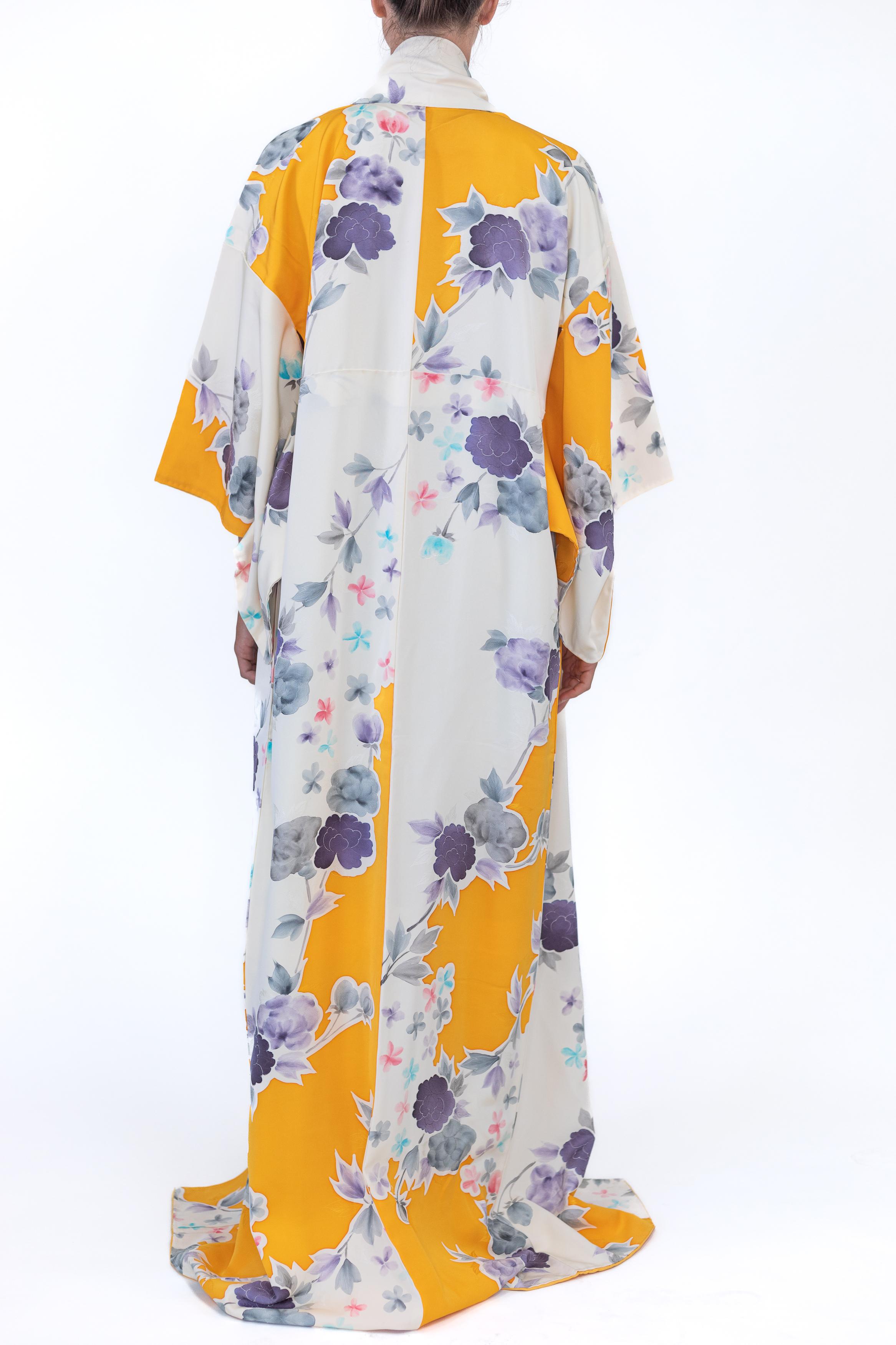 1950S Grey & Gold Floral Silk Hand-Painted Kimono For Sale 6