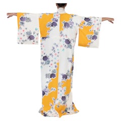 Kimono en soie peint à la main à motifs floraux gris et or, années 1950