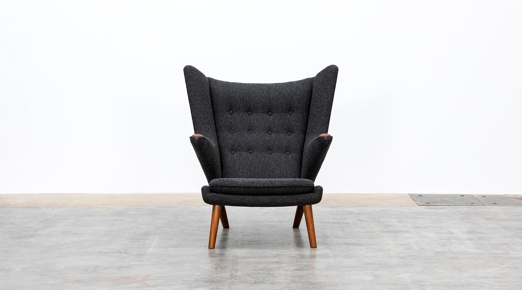 Papa Bär Stuhl von Hans Wegner hergestellt von A.P. Gestohlen, Dänemark, 1951

Wunderschöner original Papa-Bär-Stuhl von Hans Wegner. Dieses geniale Stück ist in perfektem Zustand und wurde vor kurzem neu mit einem hochwertigen Wollstoff in warmem