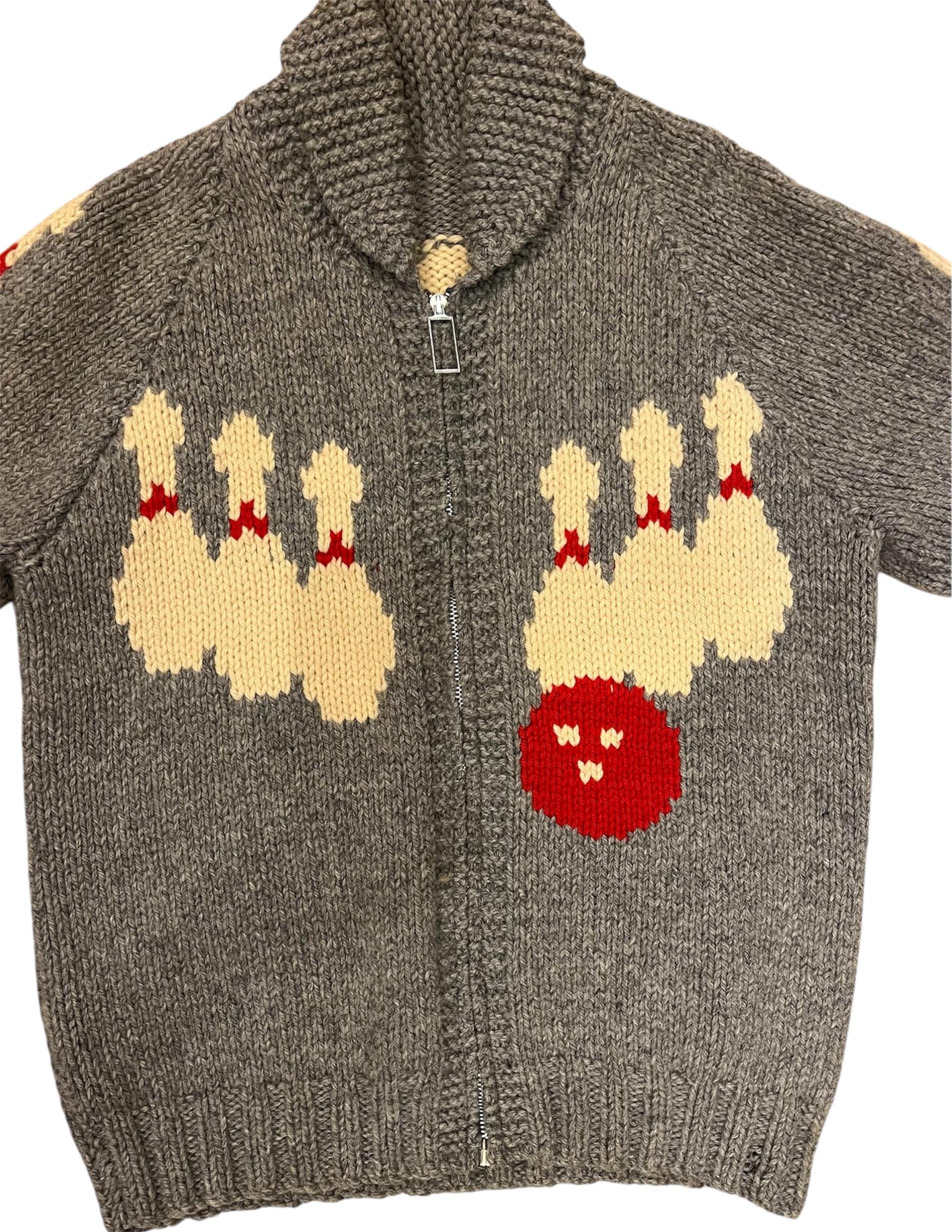 Bowling en laine grise et rouge des années 1950  Pull Bon état - En vente à New York, NY