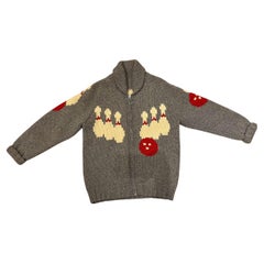 Bowling en laine grise et rouge des années 1950  Pull