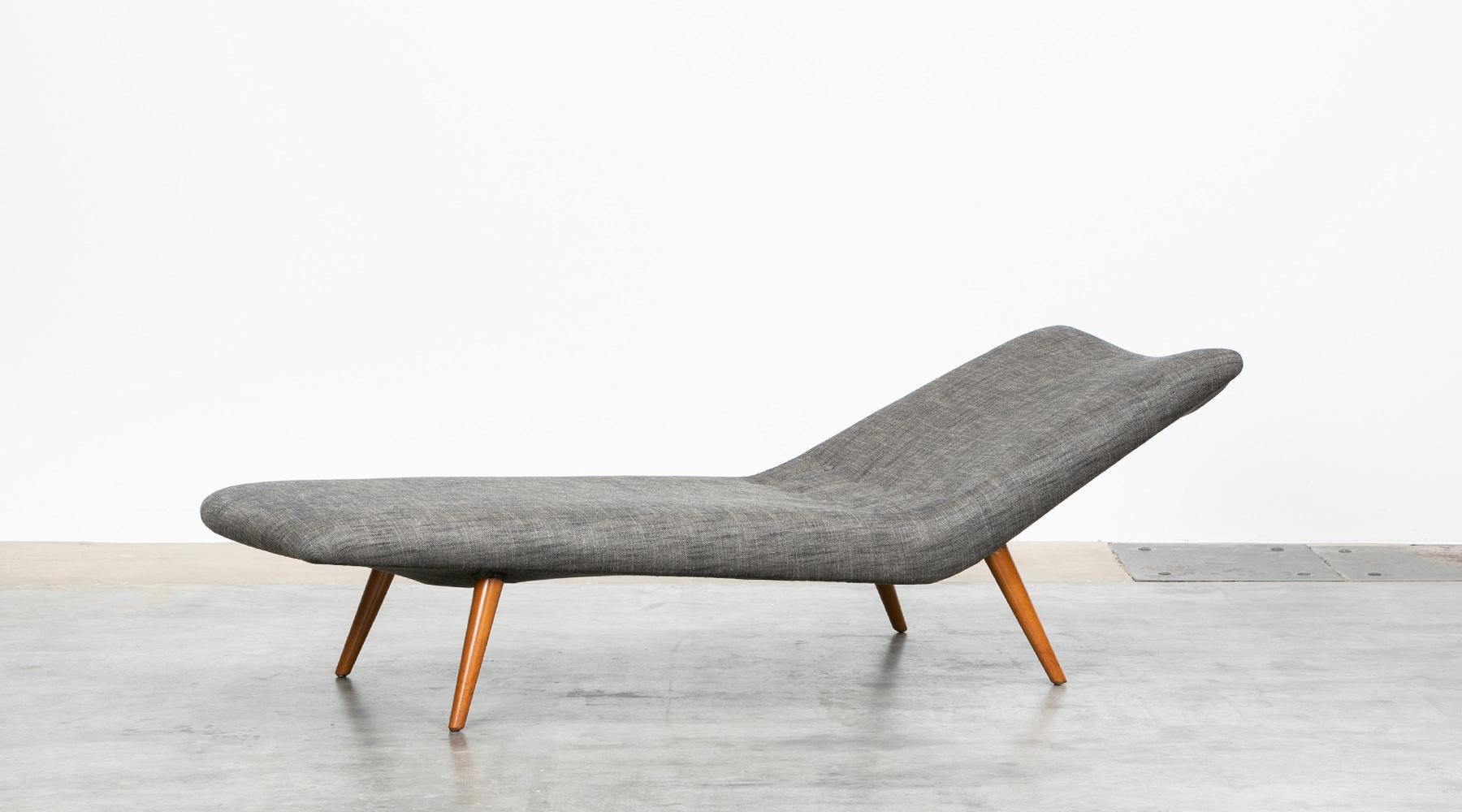 Grey textil, wooden base, Daybed by Theo Ruth for Artifort, Netherland, 1950s.

The daybed comes in clear lines and shape and is designed by Theo Ruth with a slight backrest raise. Our workshop has recently professionally upholstered this piece