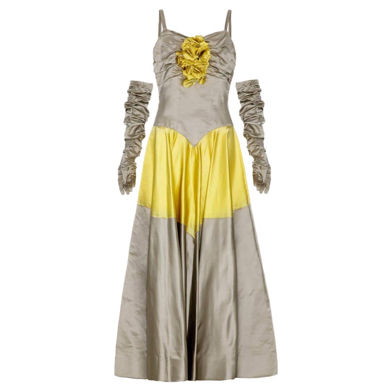 Robe Ballgown en soie grise et jaune des années 1950 avec gants en vente