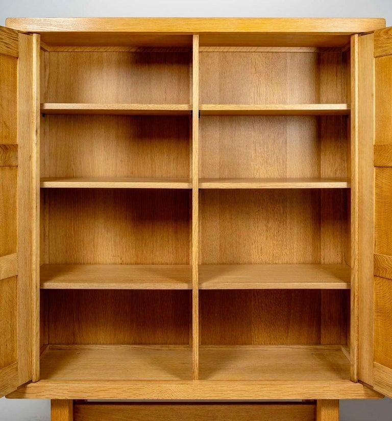 Armoire en chêne massif Guillerme and Chambron des années 1950 Excellent état - En vente à Saint-Ouen, FR