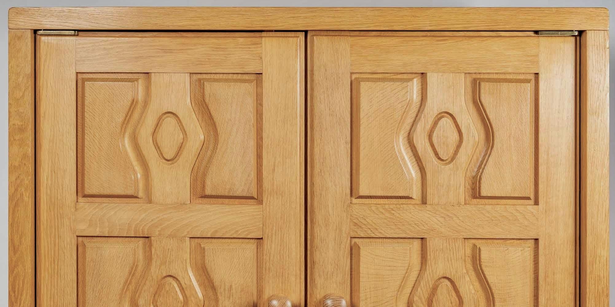 Milieu du XXe siècle Armoire en chêne massif Guillerme and Chambron des années 1950 en vente