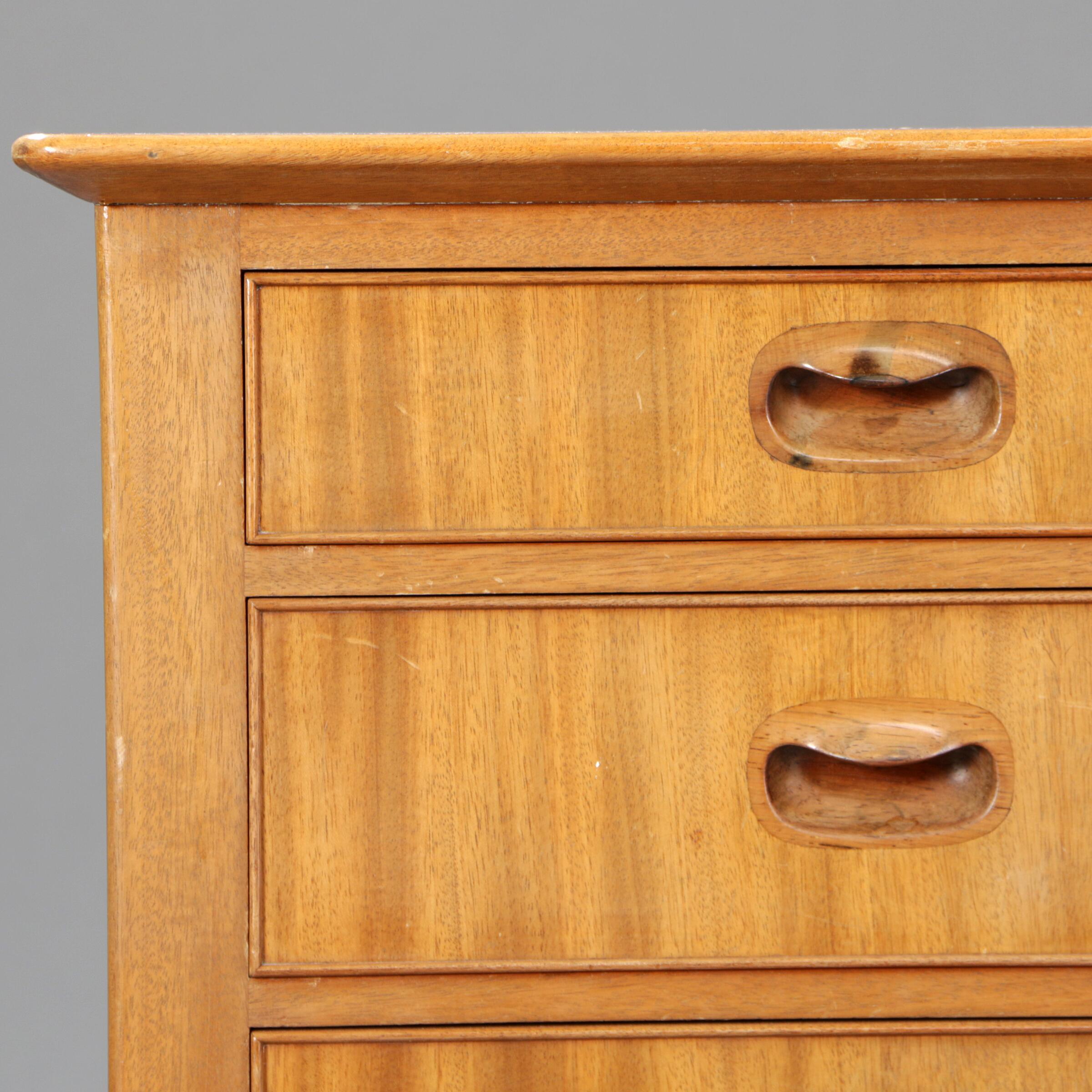 Bureau Gustav Bertelsen des années 1950 en acajou avec sabots en laiton. Façade avec six tiroirs. H. 75. L. 155. B. 85 cm.


