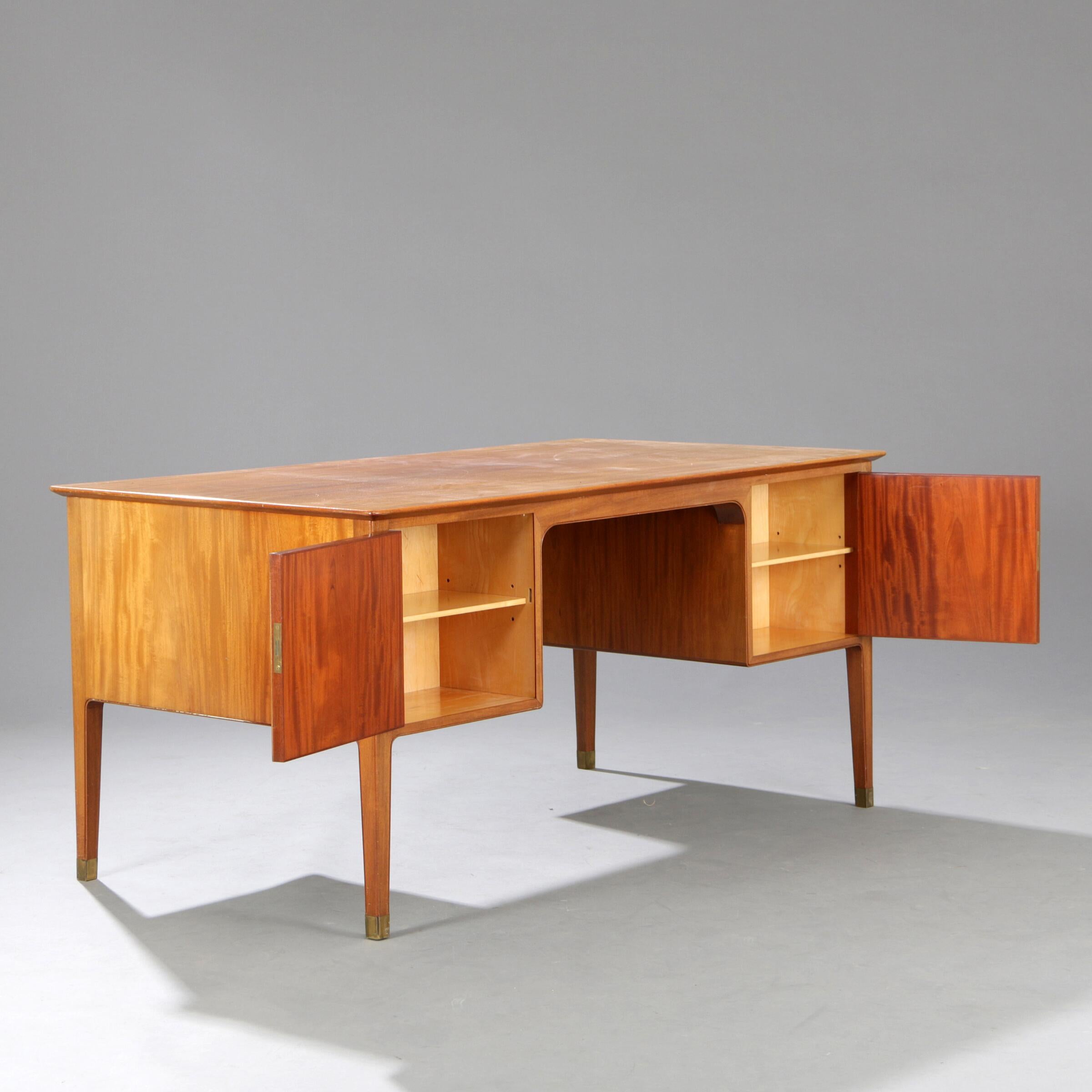 Scandinave moderne Bureau Gustav Bertelsen des années 1950 avec sabots en laiton et six tiroirs en vente