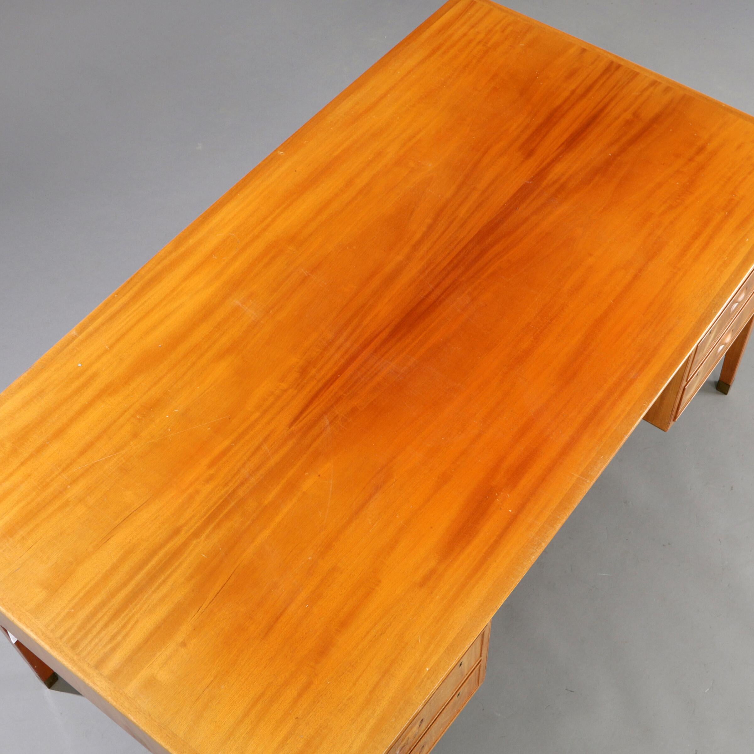 Danois Bureau Gustav Bertelsen des années 1950 avec sabots en laiton et six tiroirs en vente