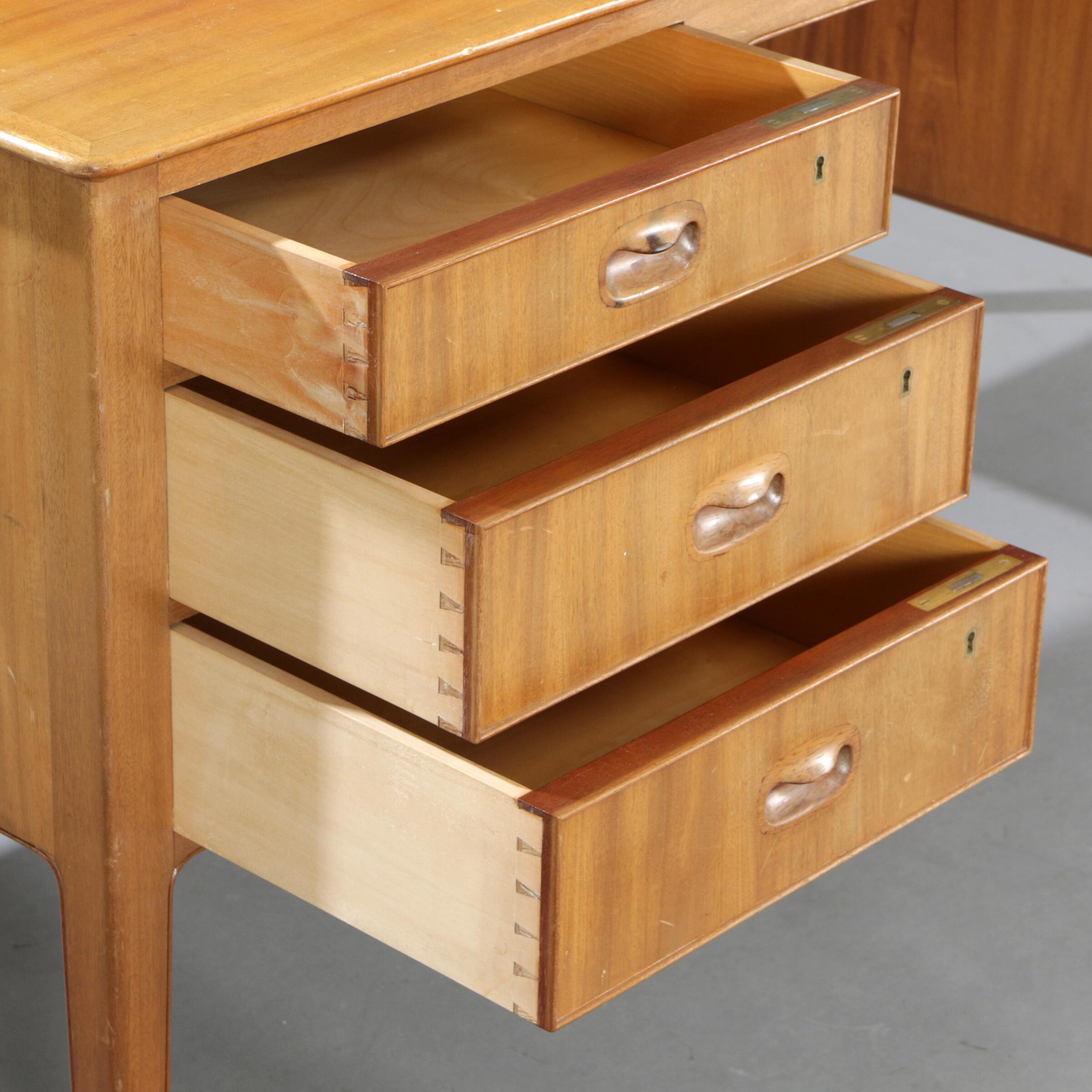 Bureau Gustav Bertelsen des années 1950 avec sabots en laiton et six tiroirs Bon état - En vente à London, GB