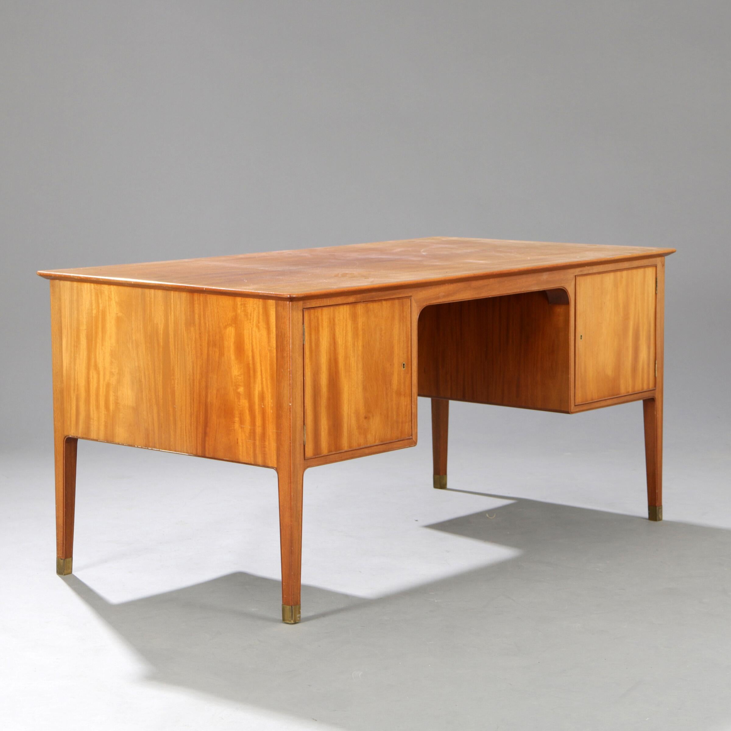 Milieu du XXe siècle Bureau Gustav Bertelsen des années 1950 avec sabots en laiton et six tiroirs en vente