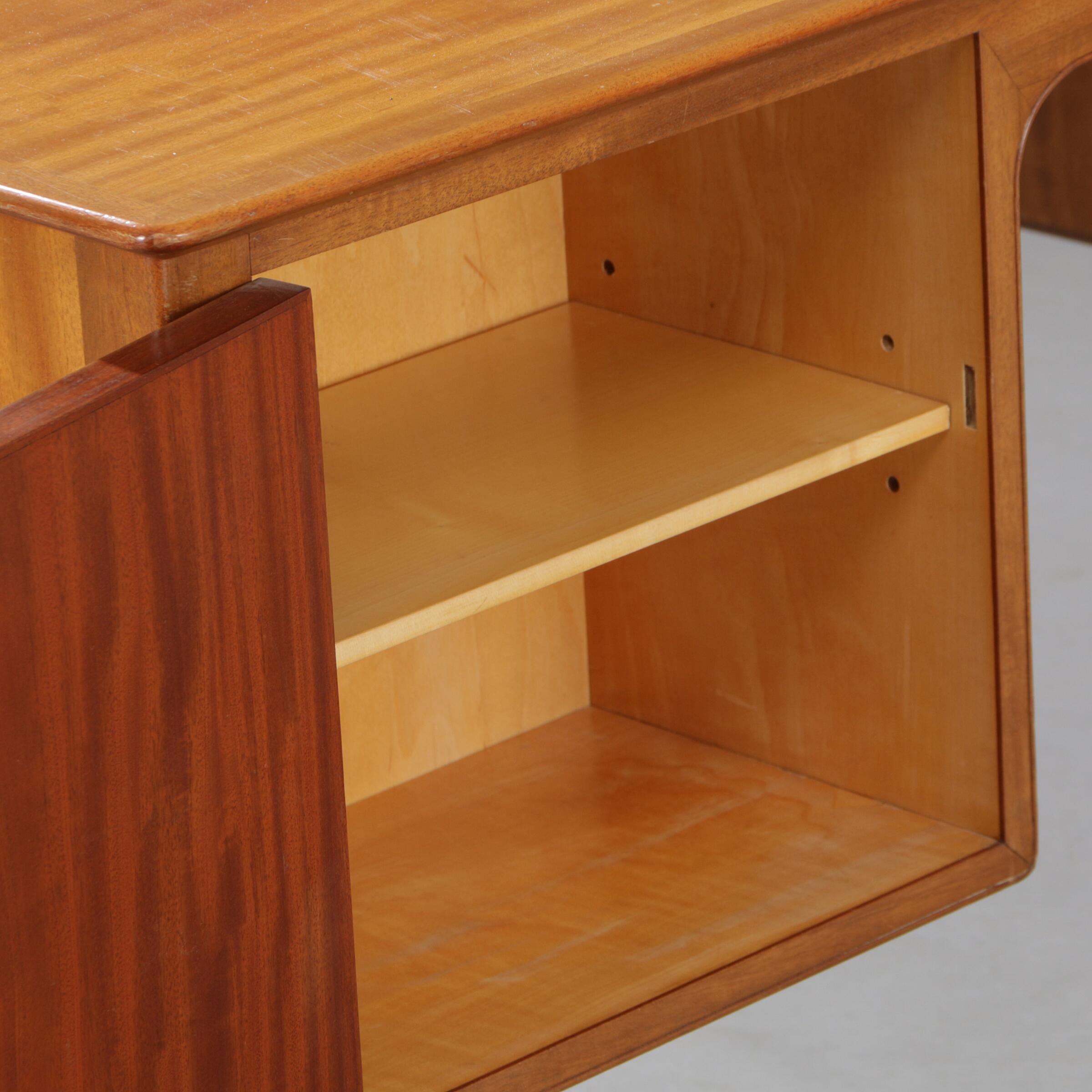 Bois de feuillus Bureau Gustav Bertelsen des années 1950 avec sabots en laiton et six tiroirs en vente