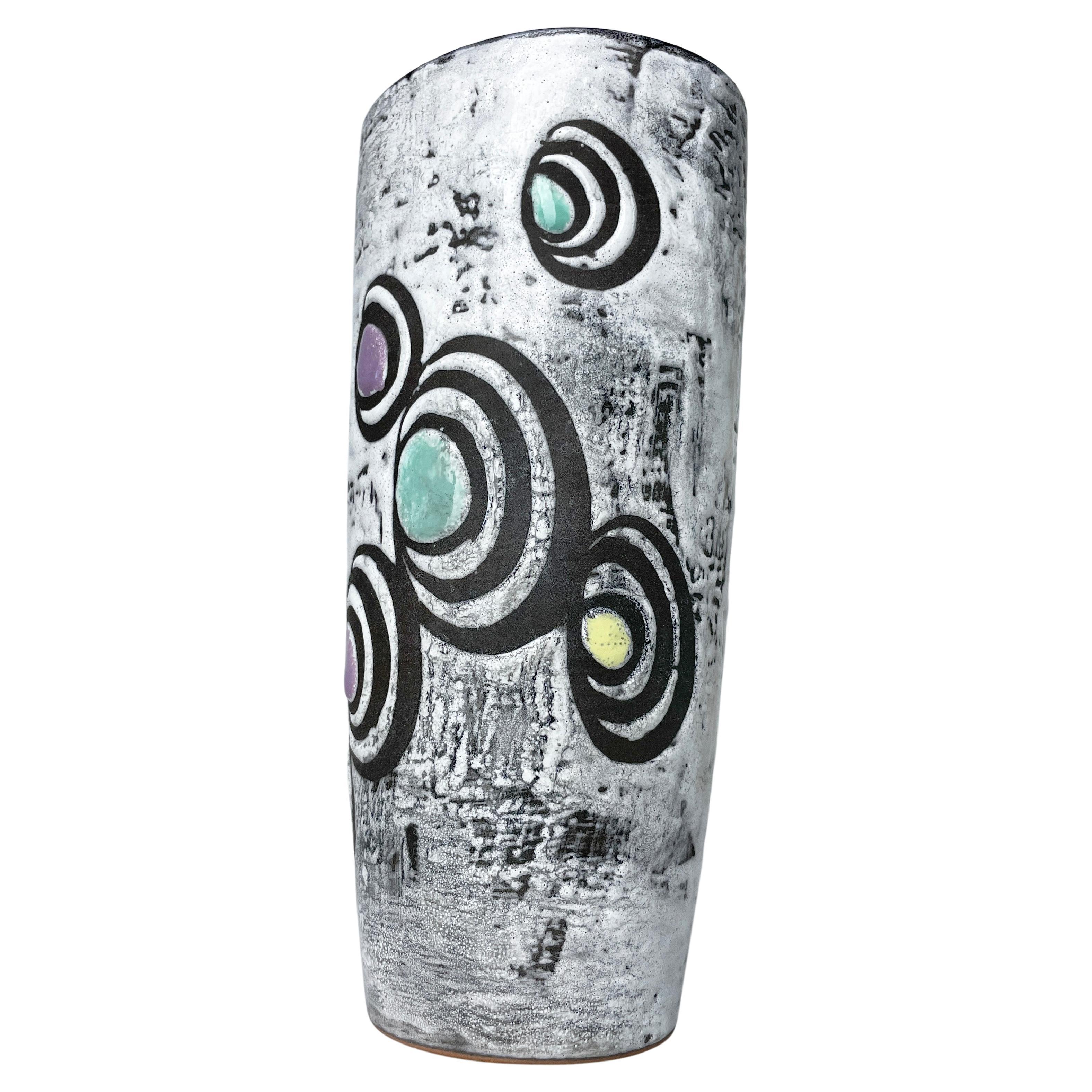 Vaso in ceramica di Gustav Spörri del 1950 per Ziegler Schaffhausen, Svizzera.
Prodotto da Ziegler Schaffhausen Keramik, Svizzera, 1959. 
Numerato sulla base: 1512/1.  Ziegler Handarbeit (Fatto a mano). 
Design stilizzato della conchiglia.