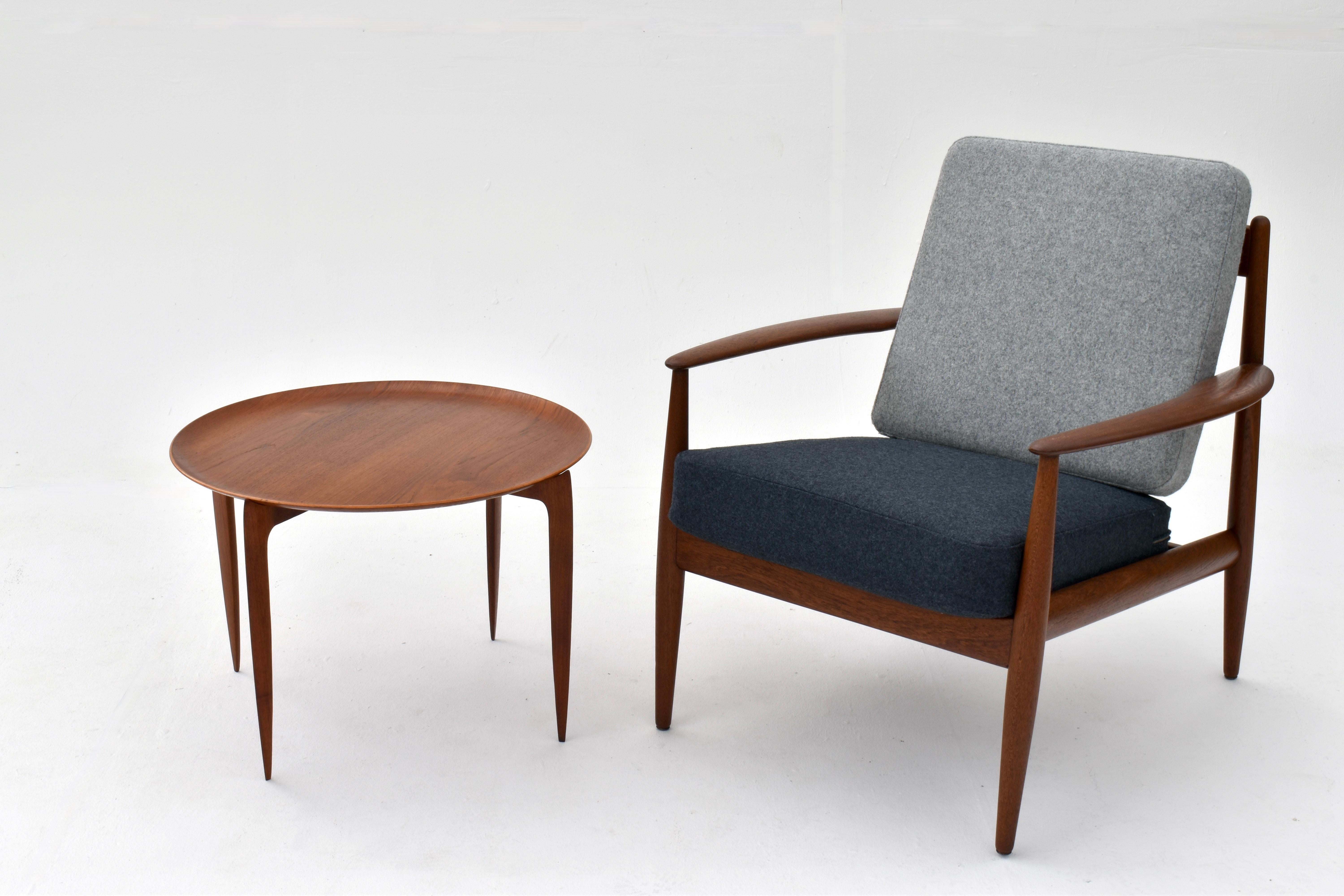 Un elegantissimo tavolino in teak, modello 4508, progettato da H. H. Engholm & Sven Aage Willumsen per Fritz Hansen nel 1957.

Il vassoio circolare in teak è abbracciato da gambe a forma di lama meravigliosamente scolpite.  Le gambe sono