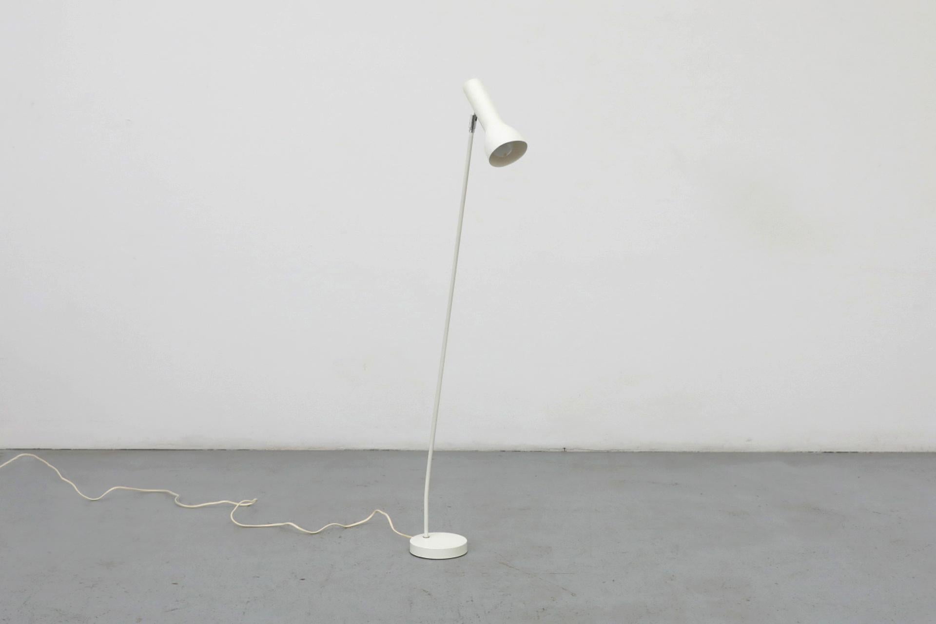 Olandese Lampada da terra a spot singolo Hala Zeist smaltata bianca del 1950 in vendita