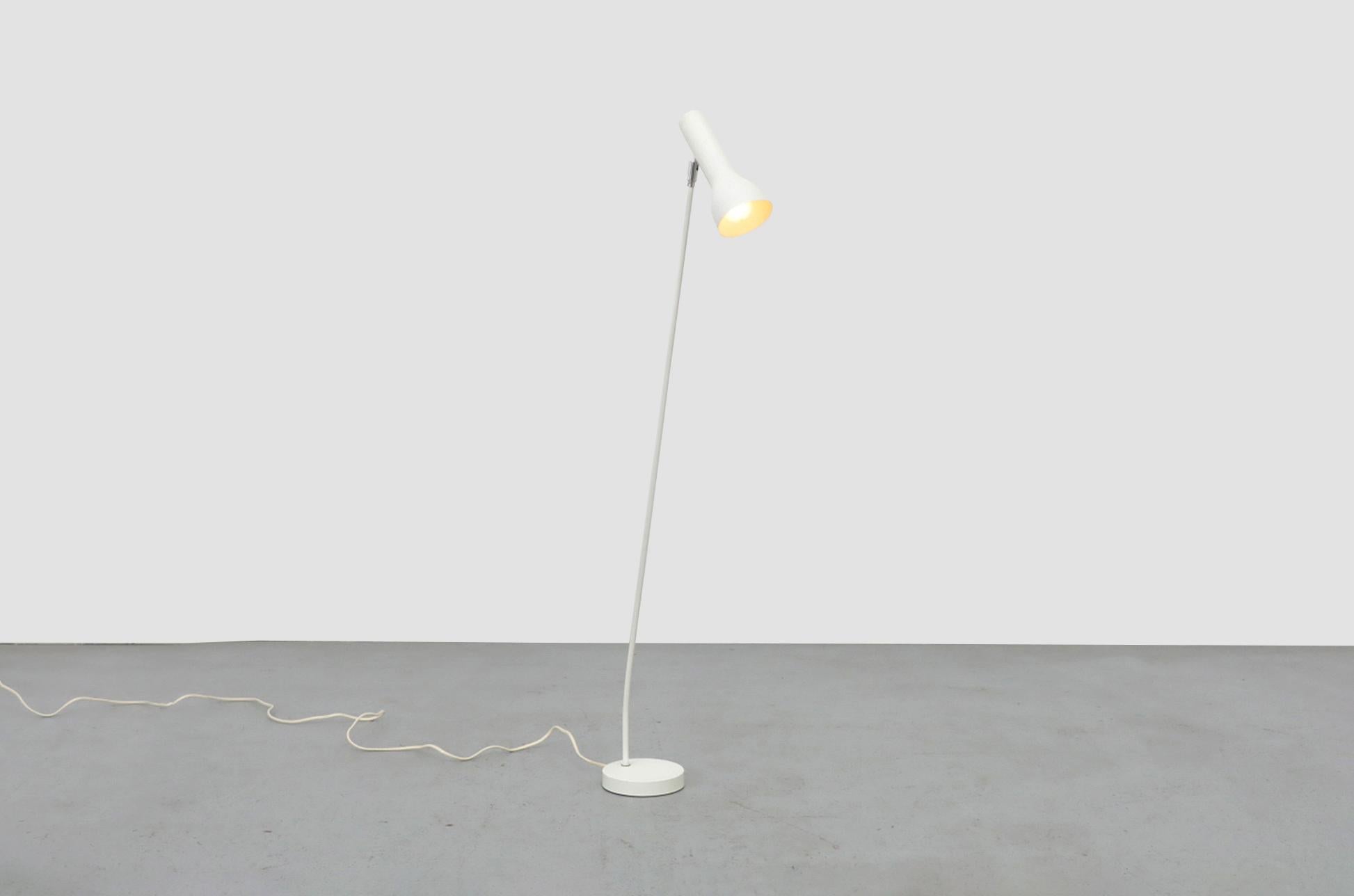 Lampada da terra a spot singolo Hala Zeist smaltata bianca del 1950 In condizioni buone in vendita a Los Angeles, CA