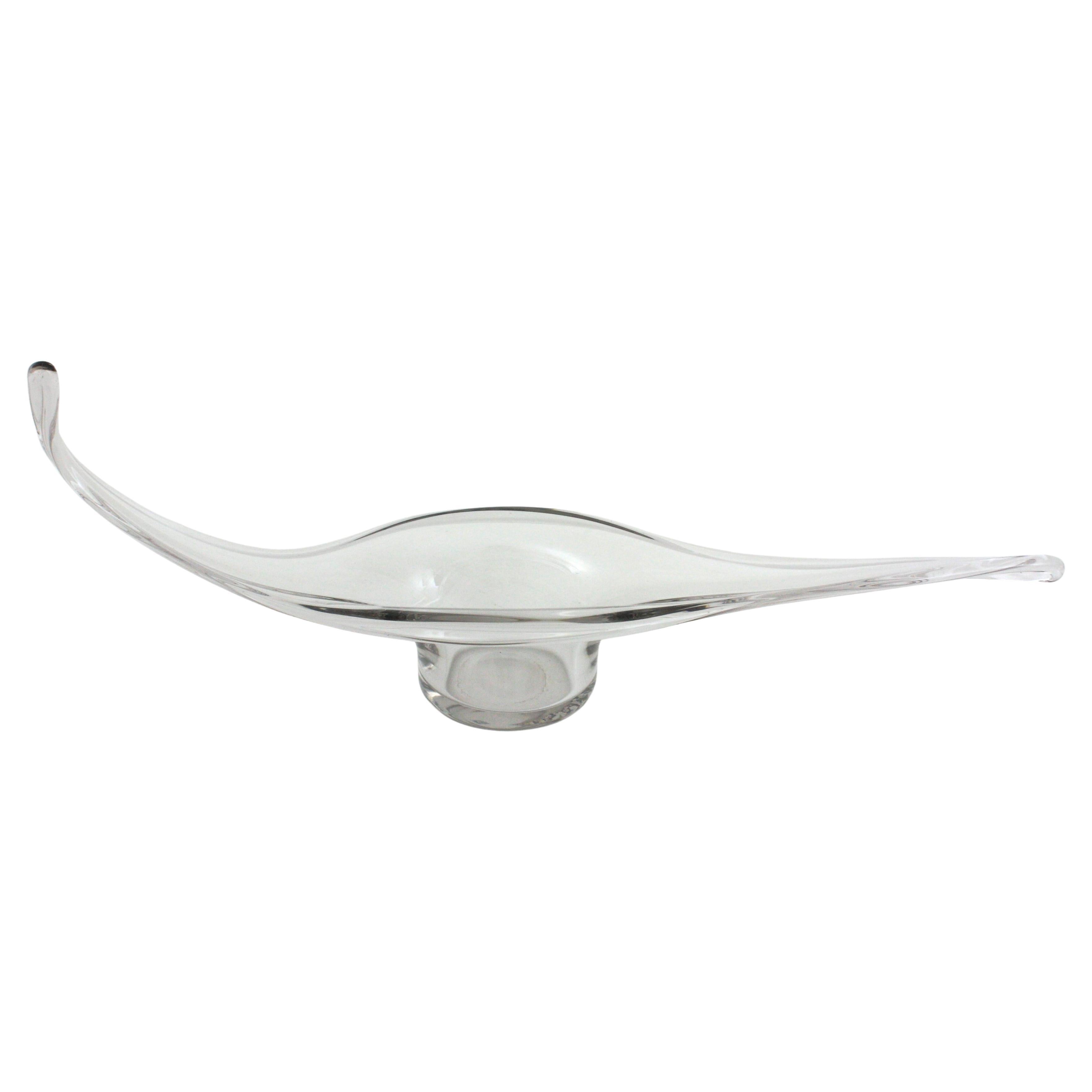 Elegant hand blown clear Murano glass centerpiece with organic design. Italy, 1950s.
Large size.
Clear hand-blown glass with elongated shape and elegant and clean design.
It will be a nice choice for a Midcentury, classical or contemporary