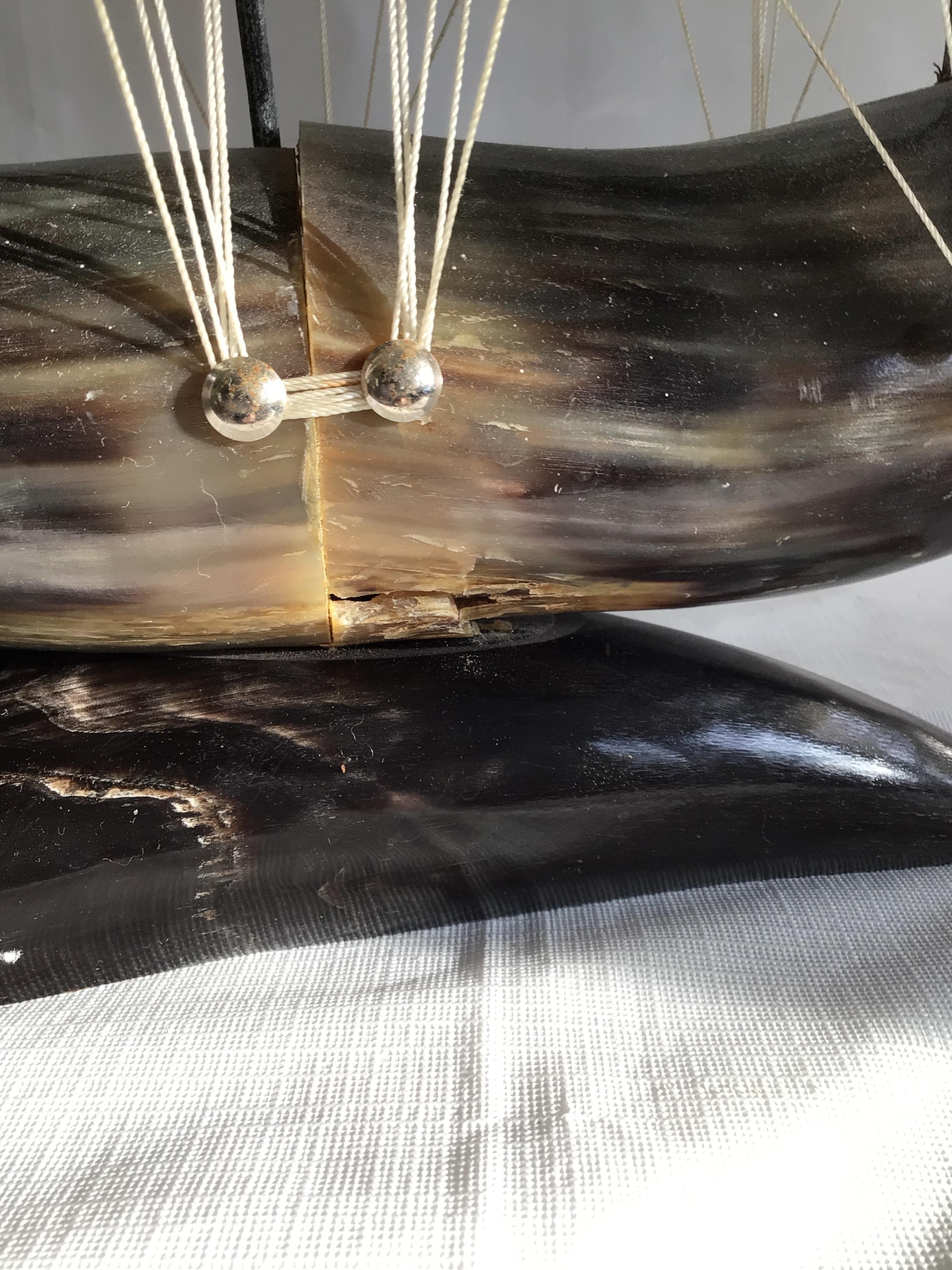 Bateau en corne sculpté à la main dans les années 1950 sur une base en corne en vente 5
