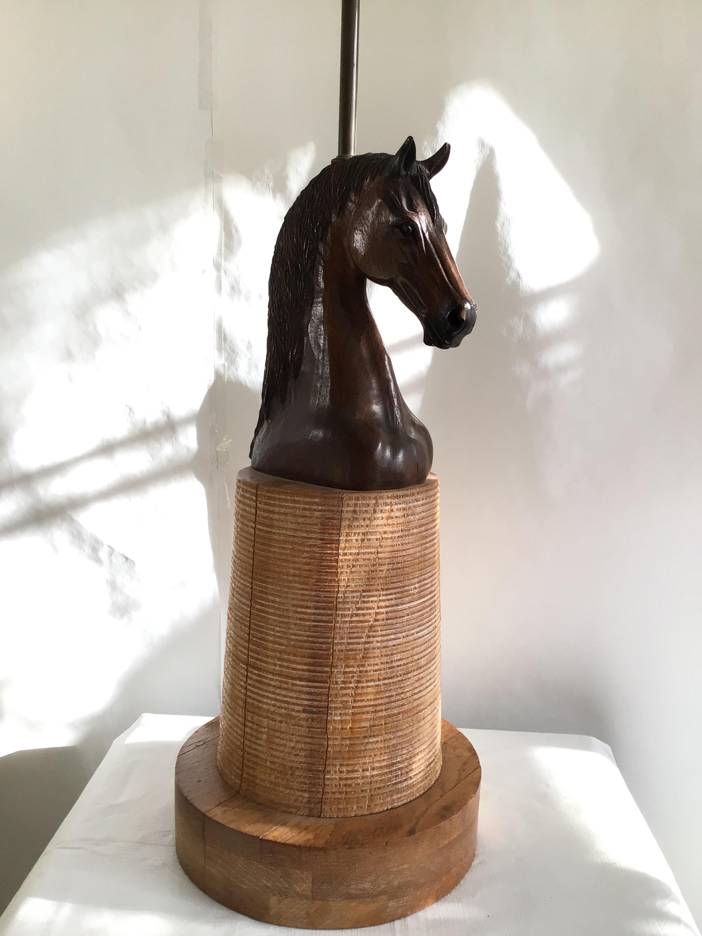 Lampe à tête de cheval des années 1950 sculptée à la main sur une base cylindrique en bois 
L'accent équestre parfait
Hauteur au sommet de la prise
Besoin d'un recâblage

