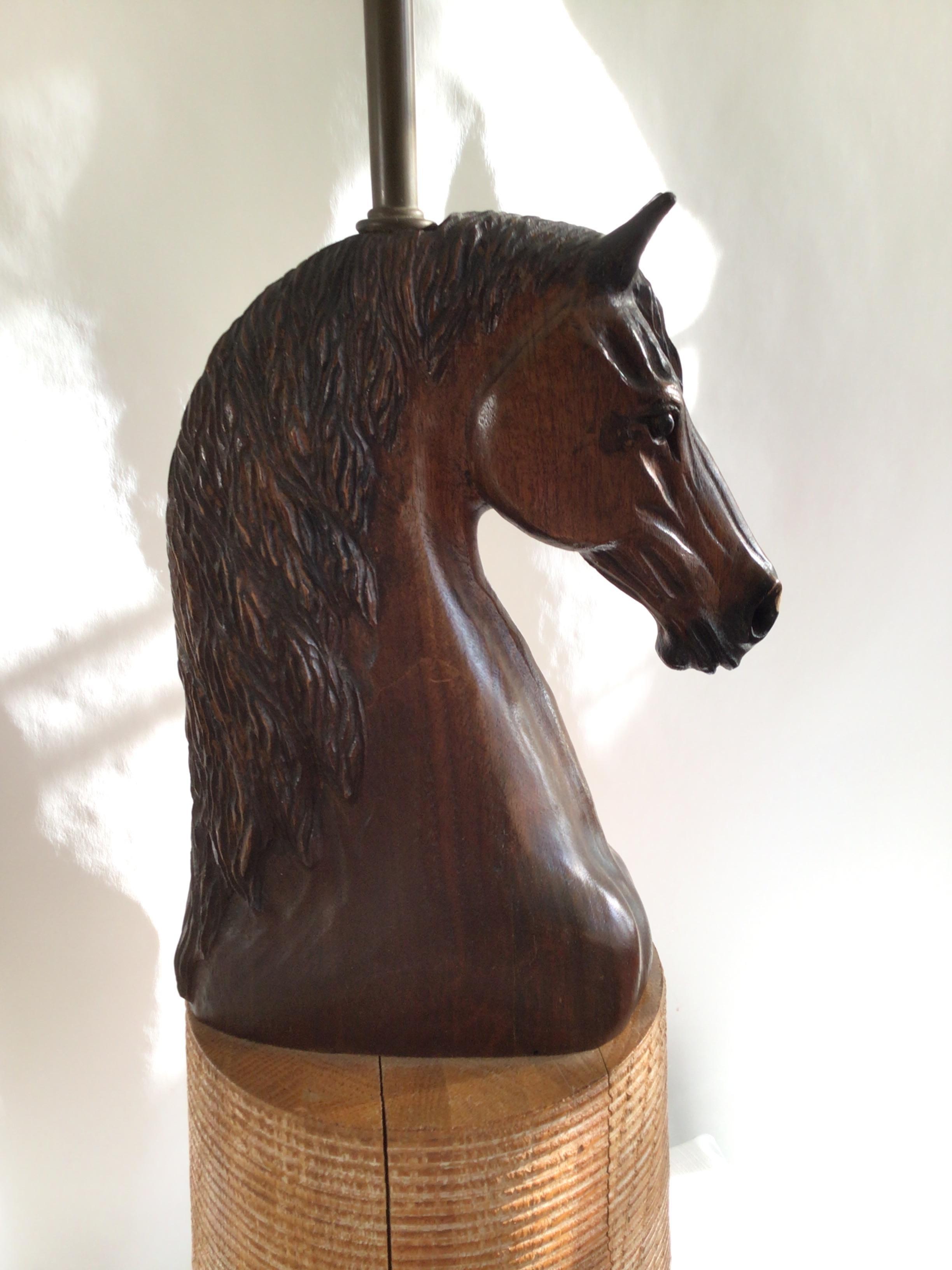 Milieu du XXe siècle Lampe à tête de cheval sculptée à la main des années 1950 sur socle en bois en vente