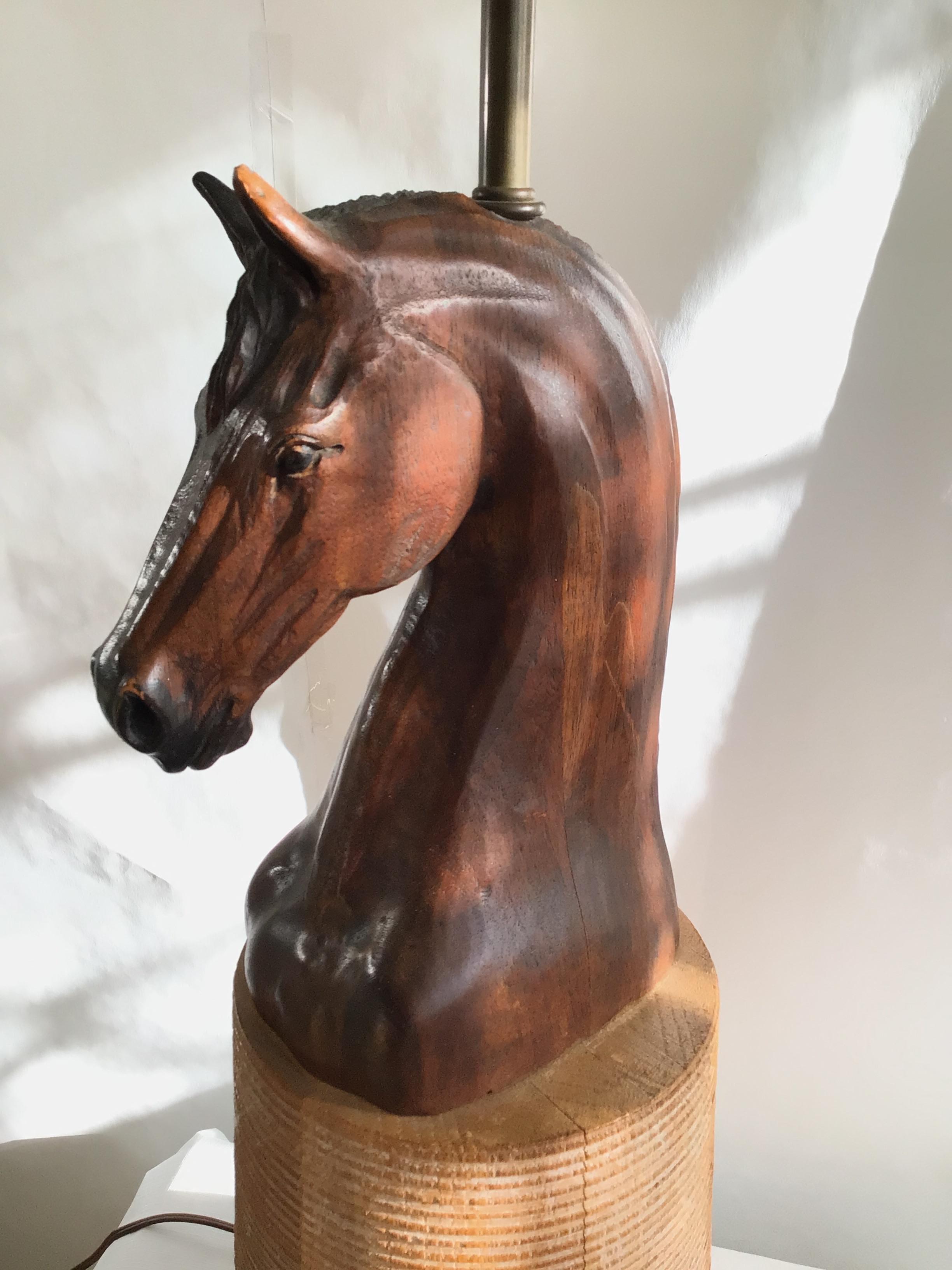 Lampe à tête de cheval sculptée à la main des années 1950 sur socle en bois en vente 1