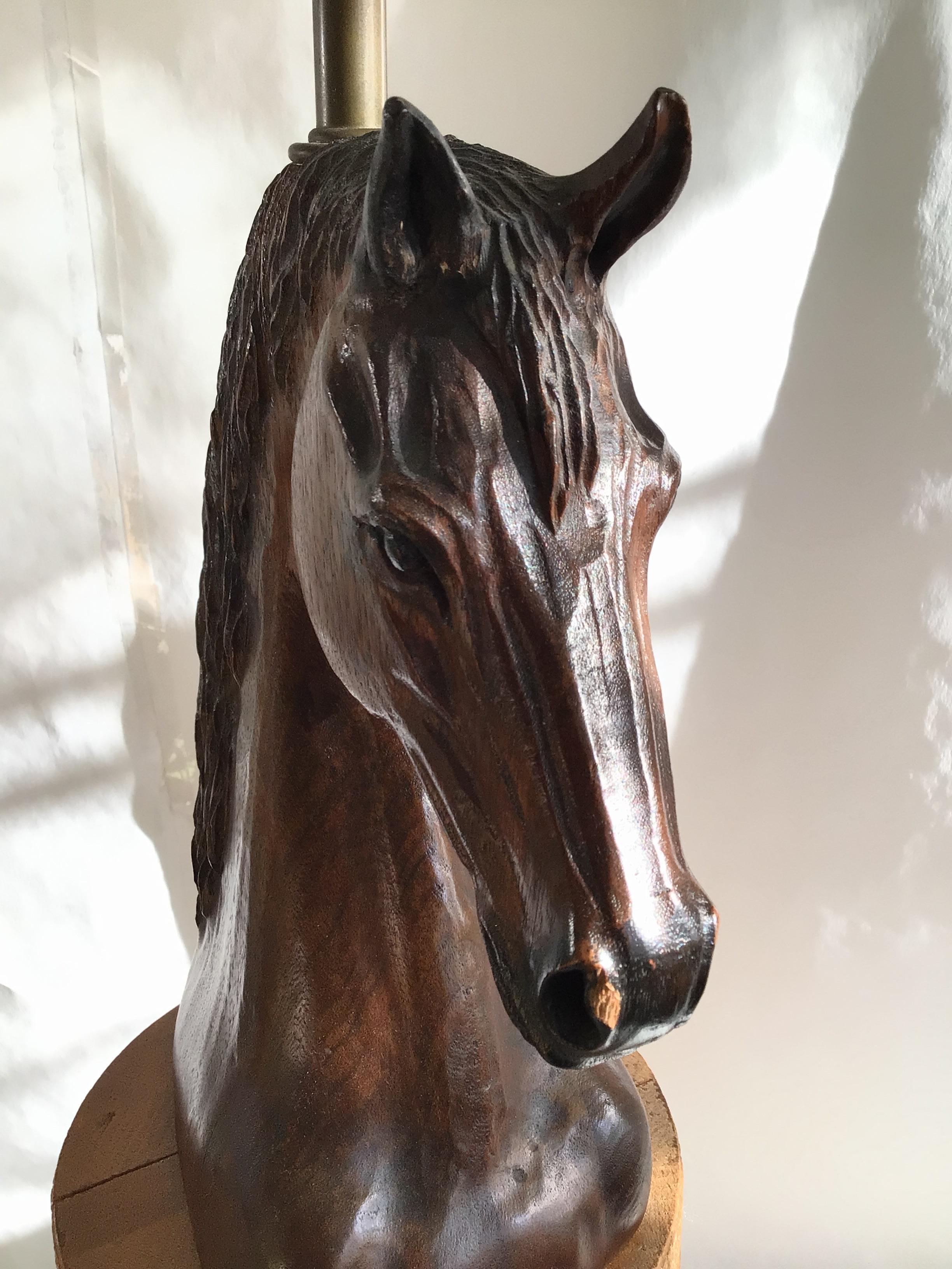 Lampe à tête de cheval sculptée à la main des années 1950 sur socle en bois en vente 2