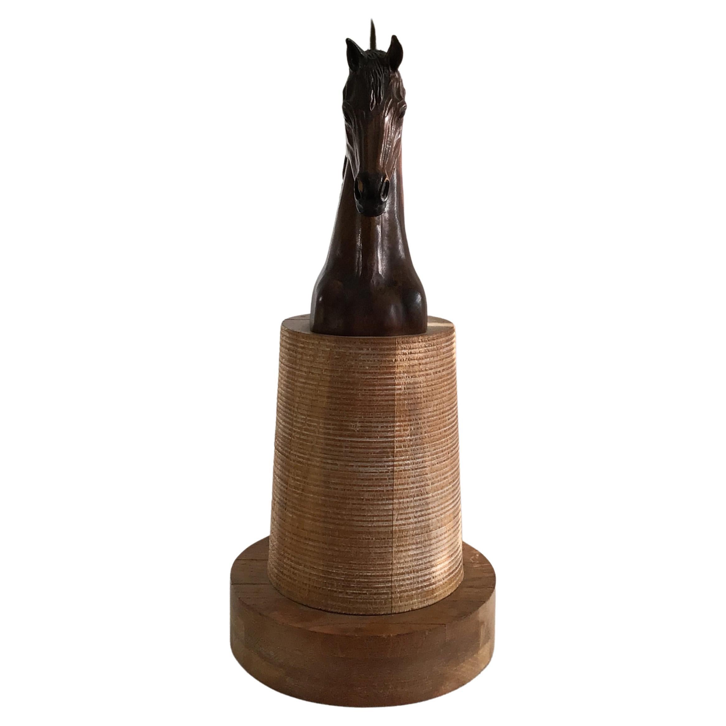 Lampe à tête de cheval sculptée à la main des années 1950 sur socle en bois