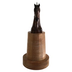 Lampe à tête de cheval sculptée à la main des années 1950 sur socle en bois