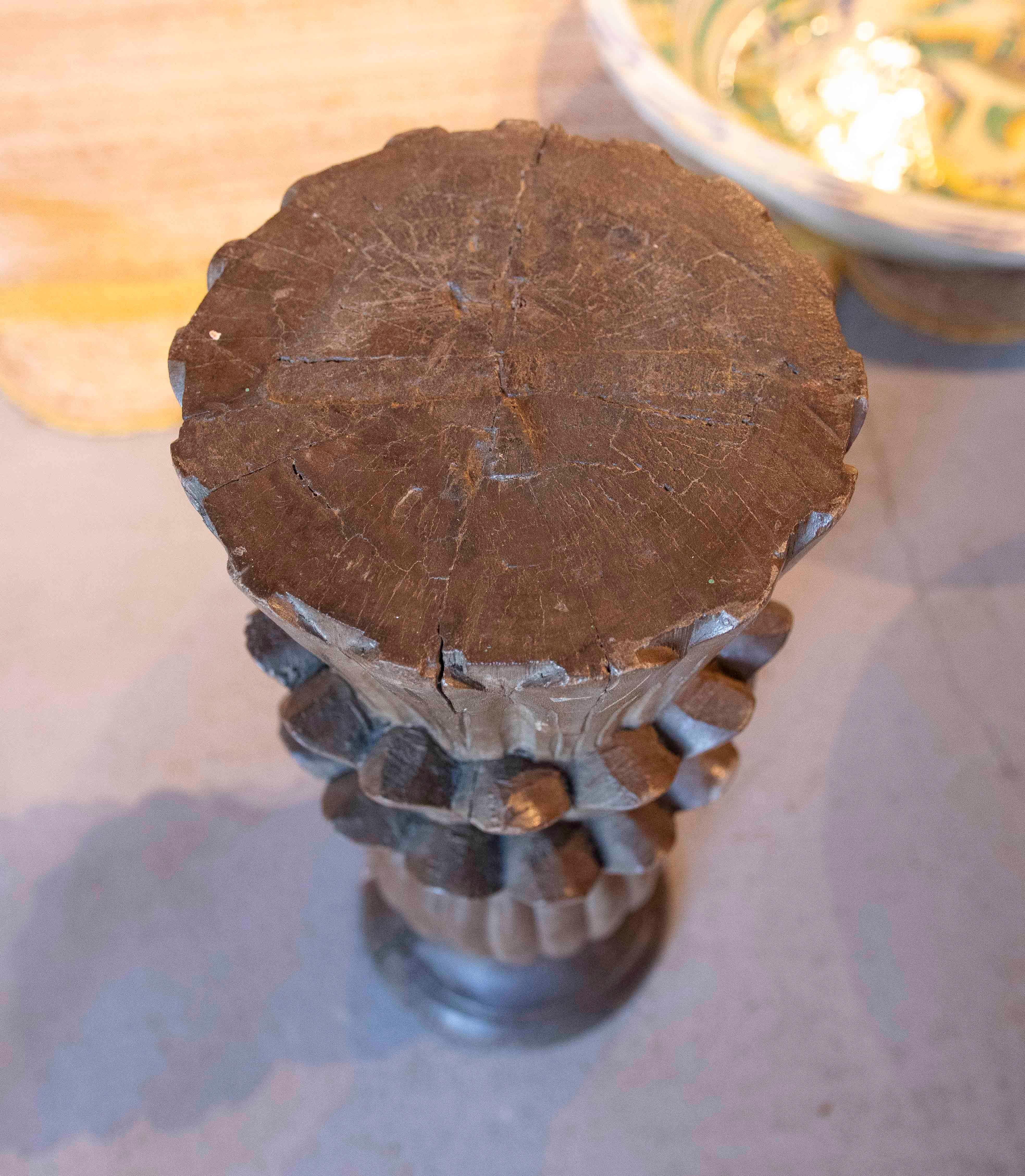 1950er Jahre Hand geschnitzt Massivholz Blume-förmige Finne  (Holz) im Angebot