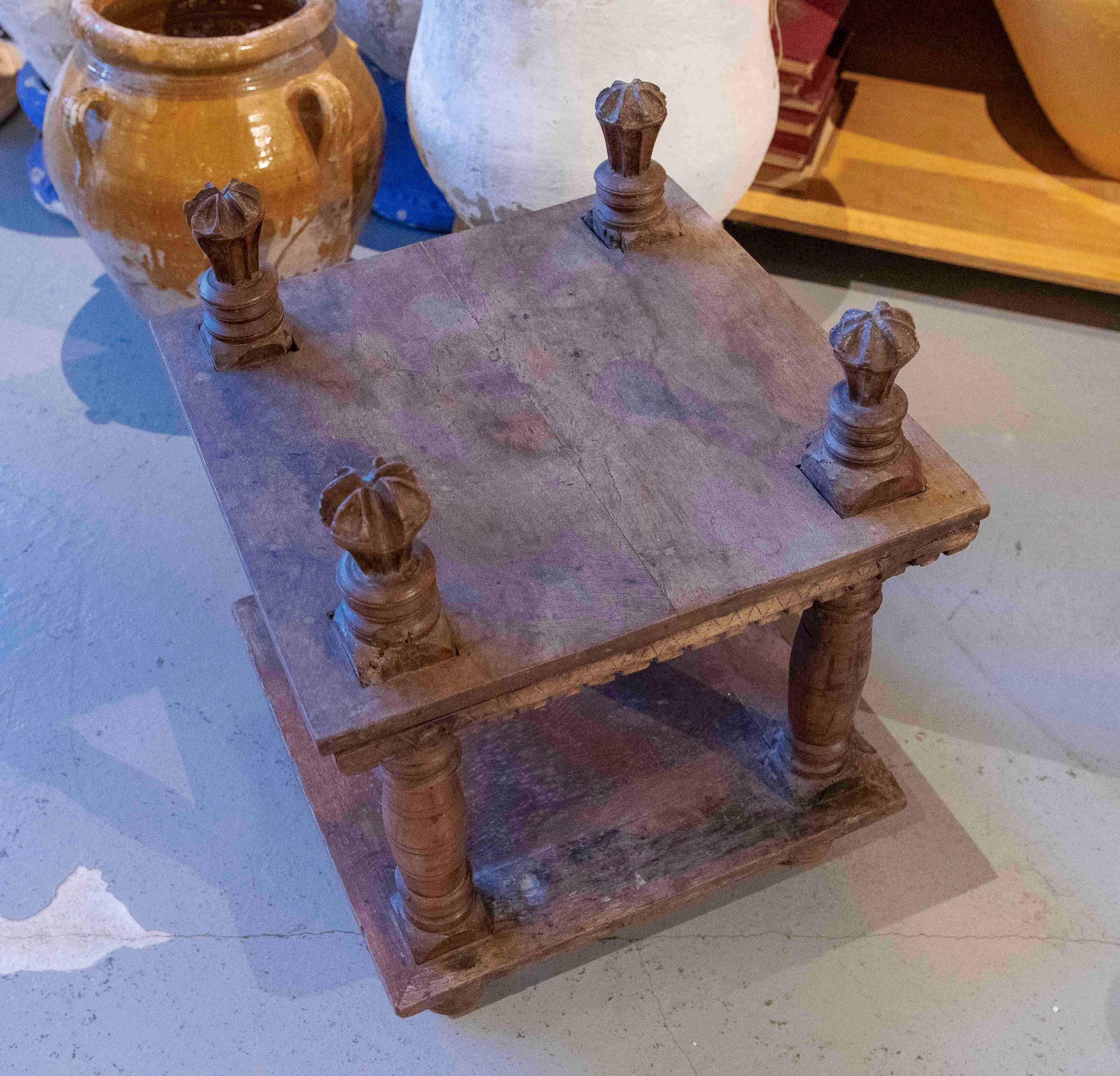 Table d'appoint à deux hauteurs en bois sculpté à la main des années 1950 en vente 4