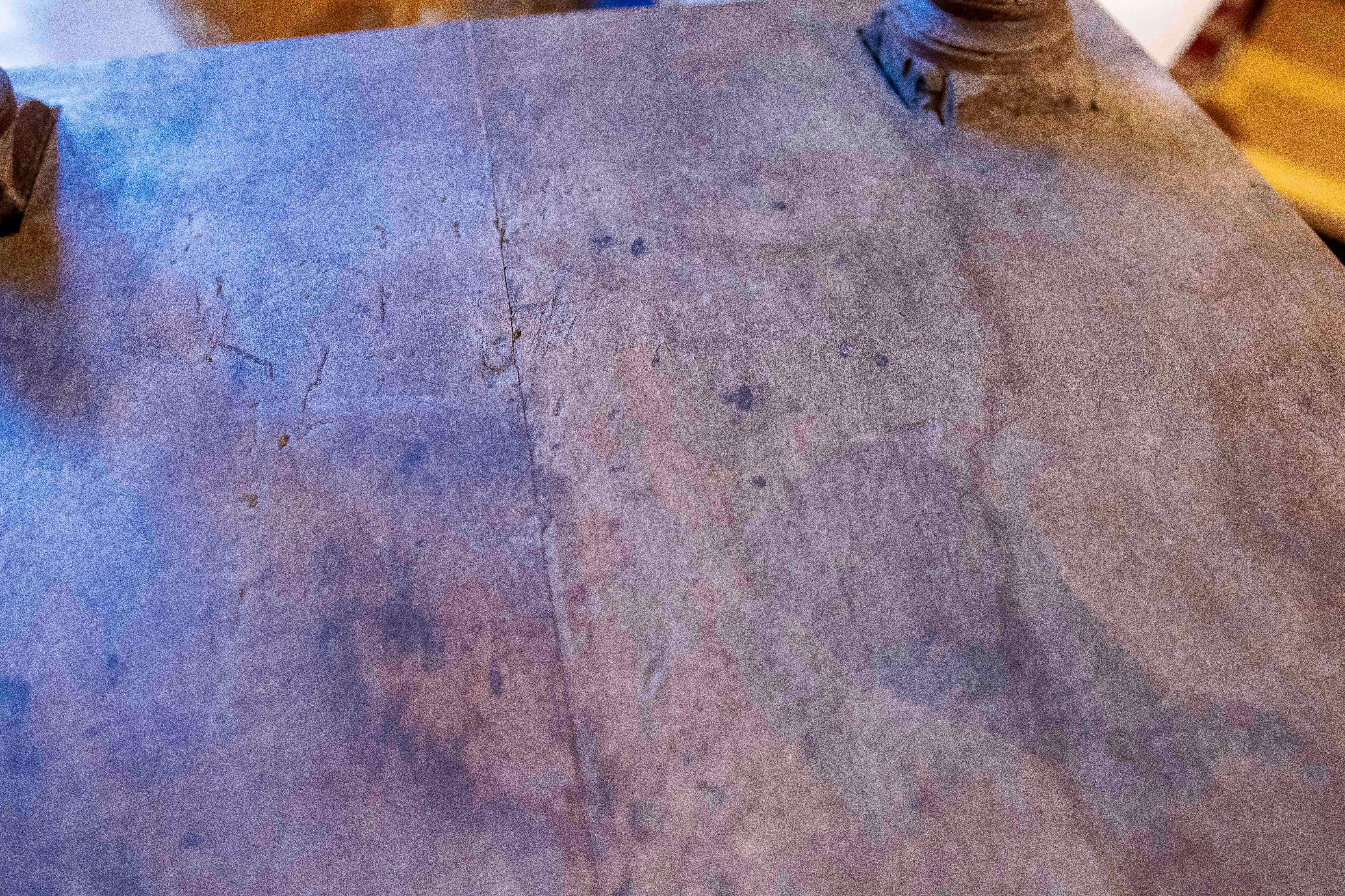 Table d'appoint à deux hauteurs en bois sculpté à la main des années 1950 en vente 5