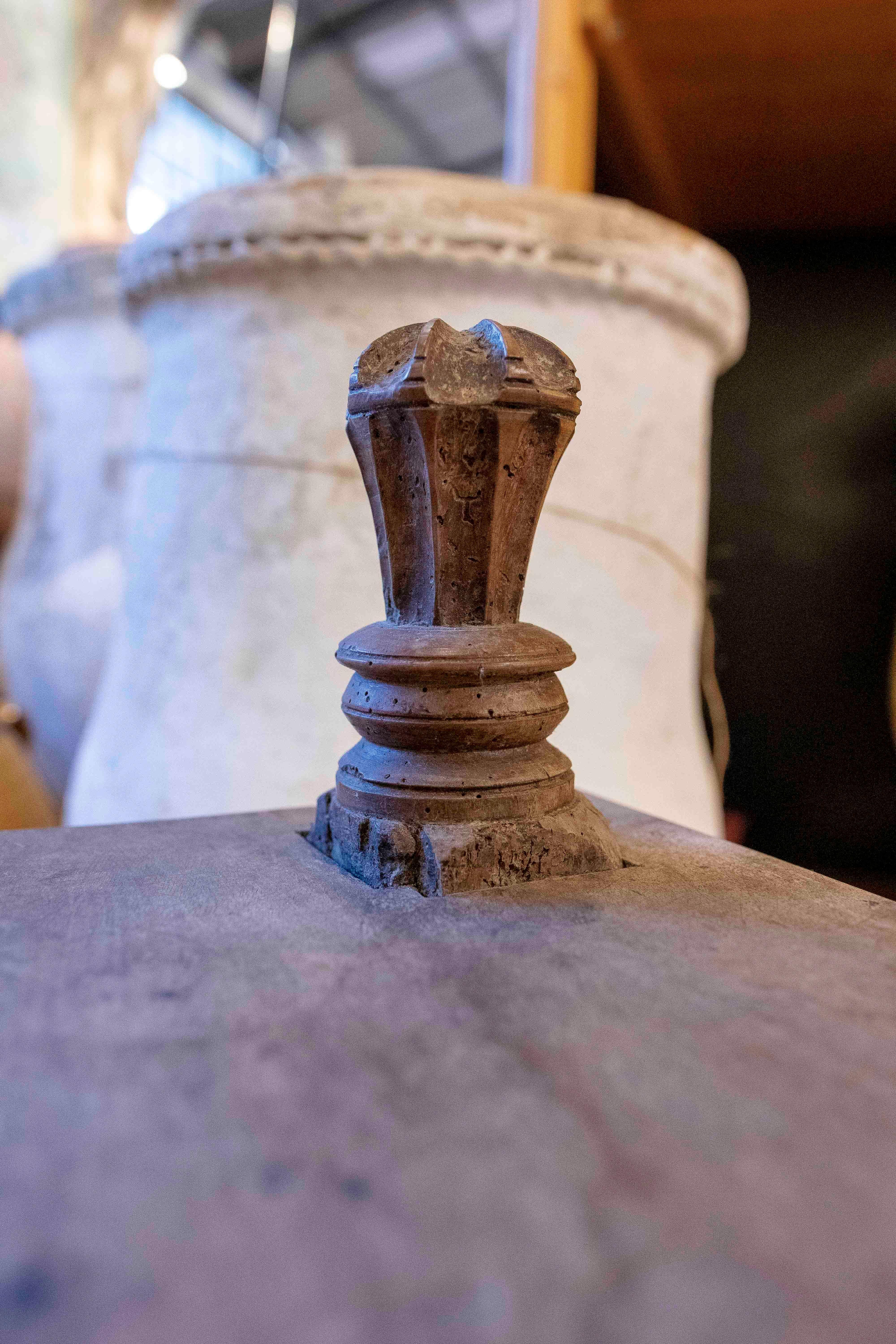 Table d'appoint à deux hauteurs en bois sculpté à la main des années 1950 en vente 6