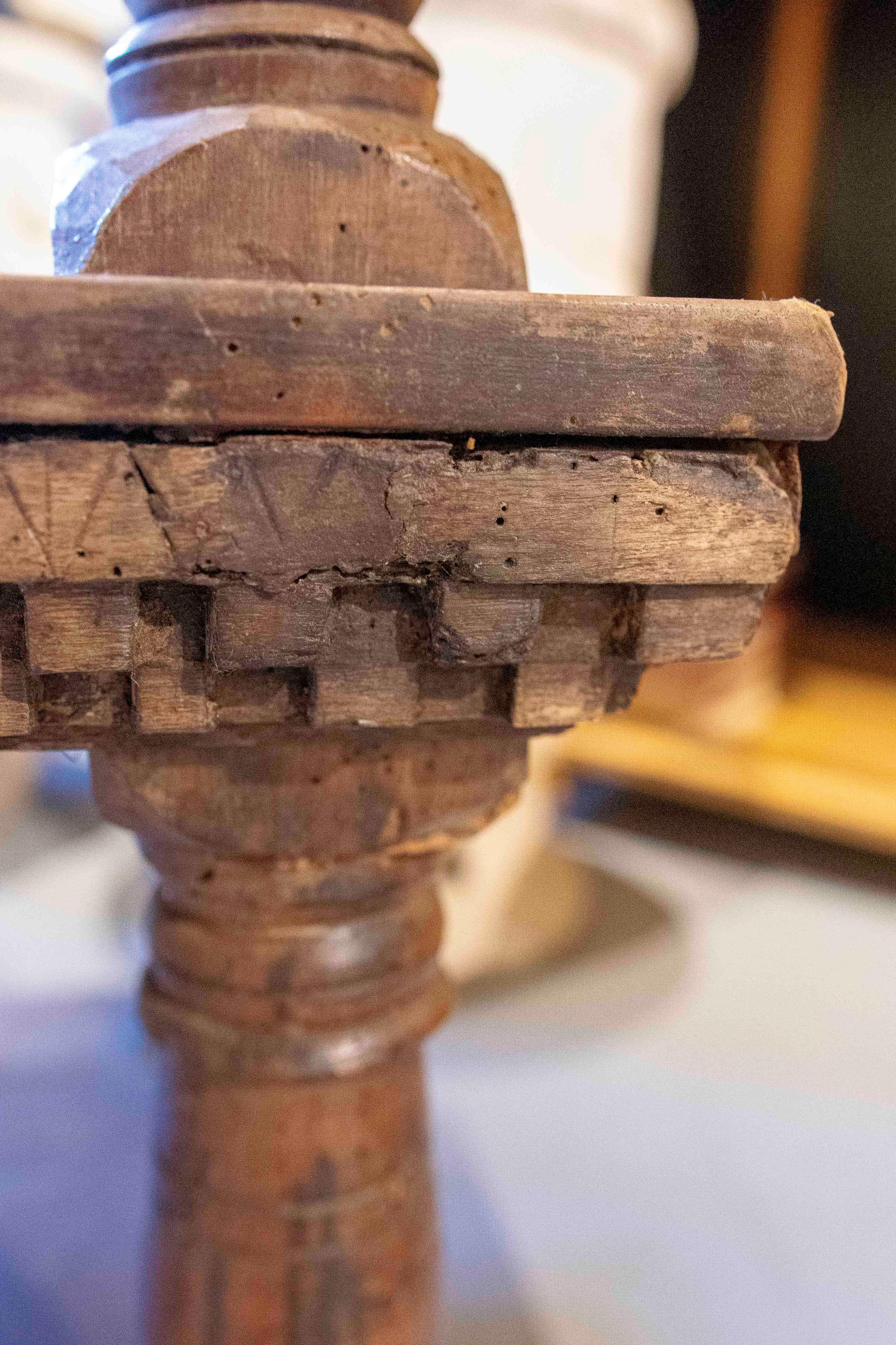 Table d'appoint à deux hauteurs en bois sculpté à la main des années 1950 en vente 7