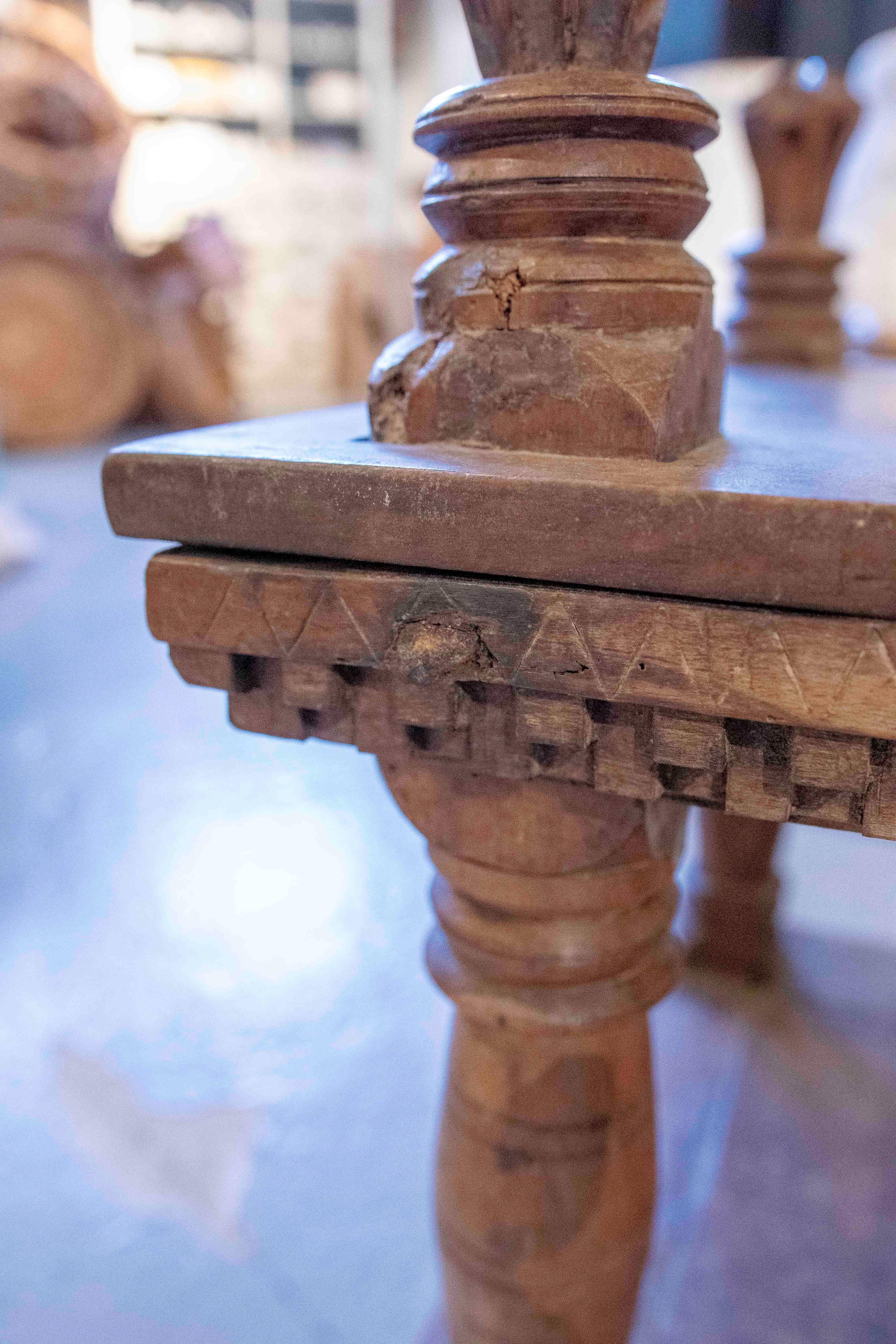 Table d'appoint à deux hauteurs en bois sculpté à la main des années 1950 en vente 8