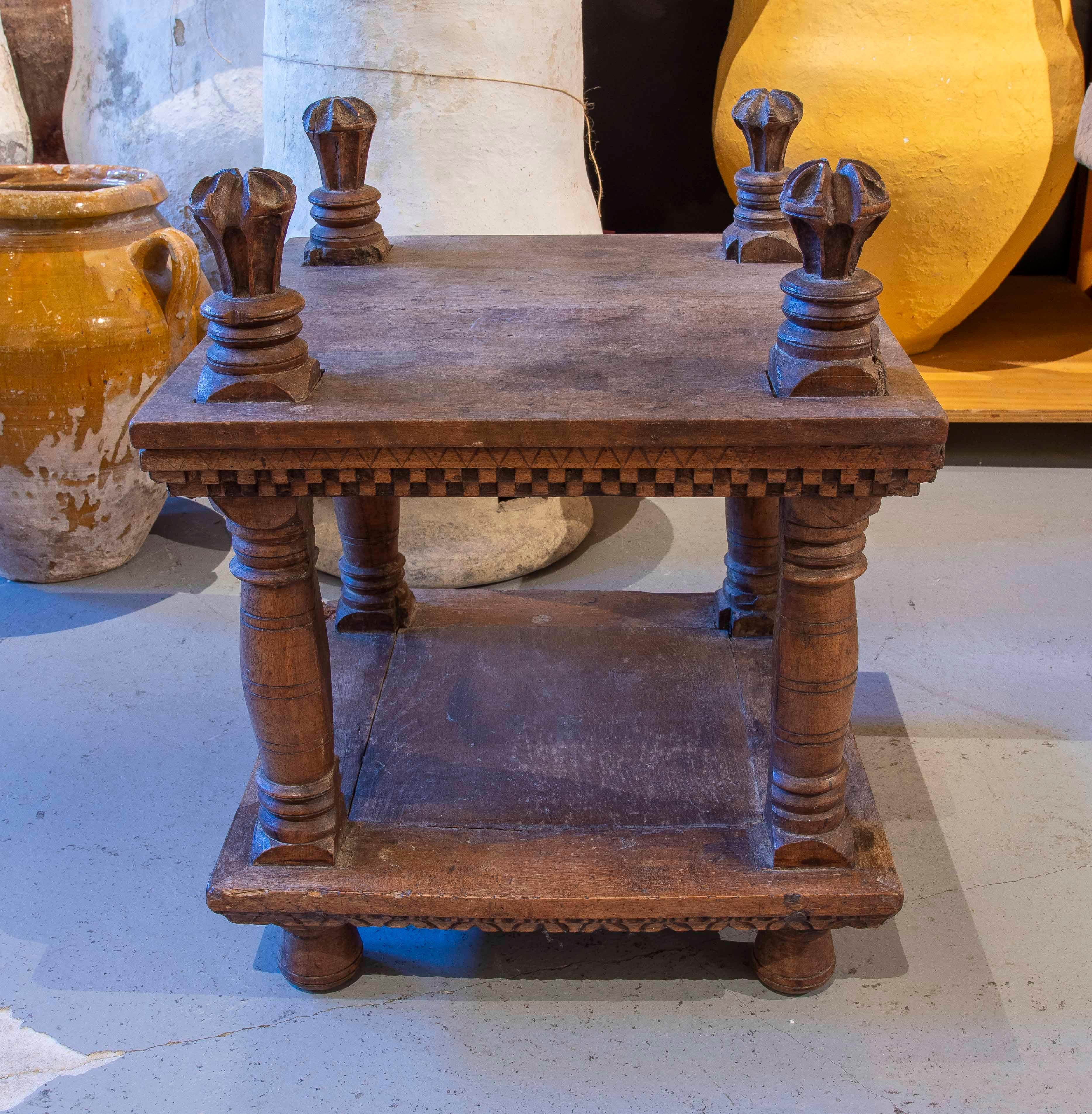 Européen Table d'appoint à deux hauteurs en bois sculpté à la main des années 1950 en vente