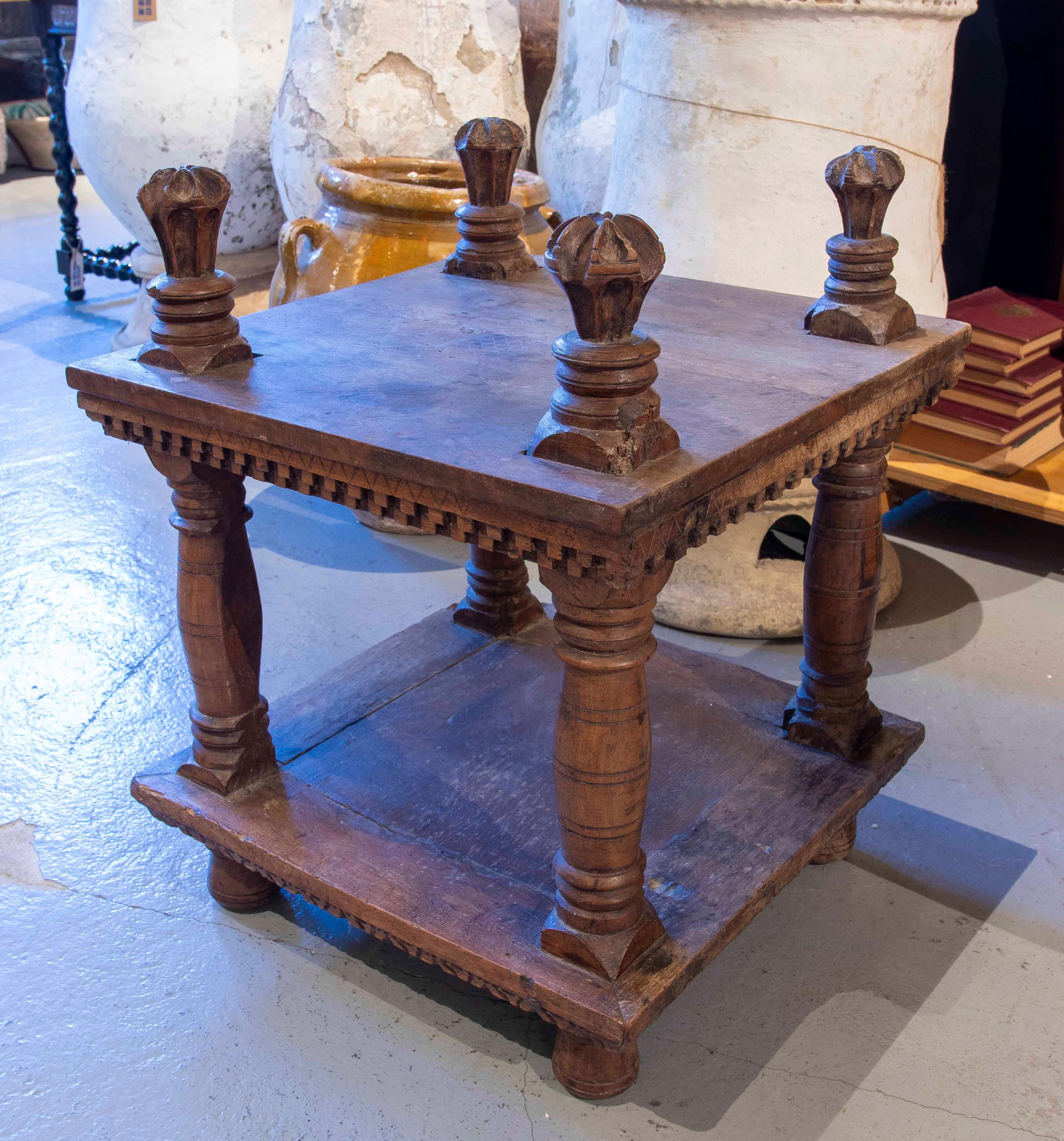 Sculpté à la main Table d'appoint à deux hauteurs en bois sculpté à la main des années 1950 en vente