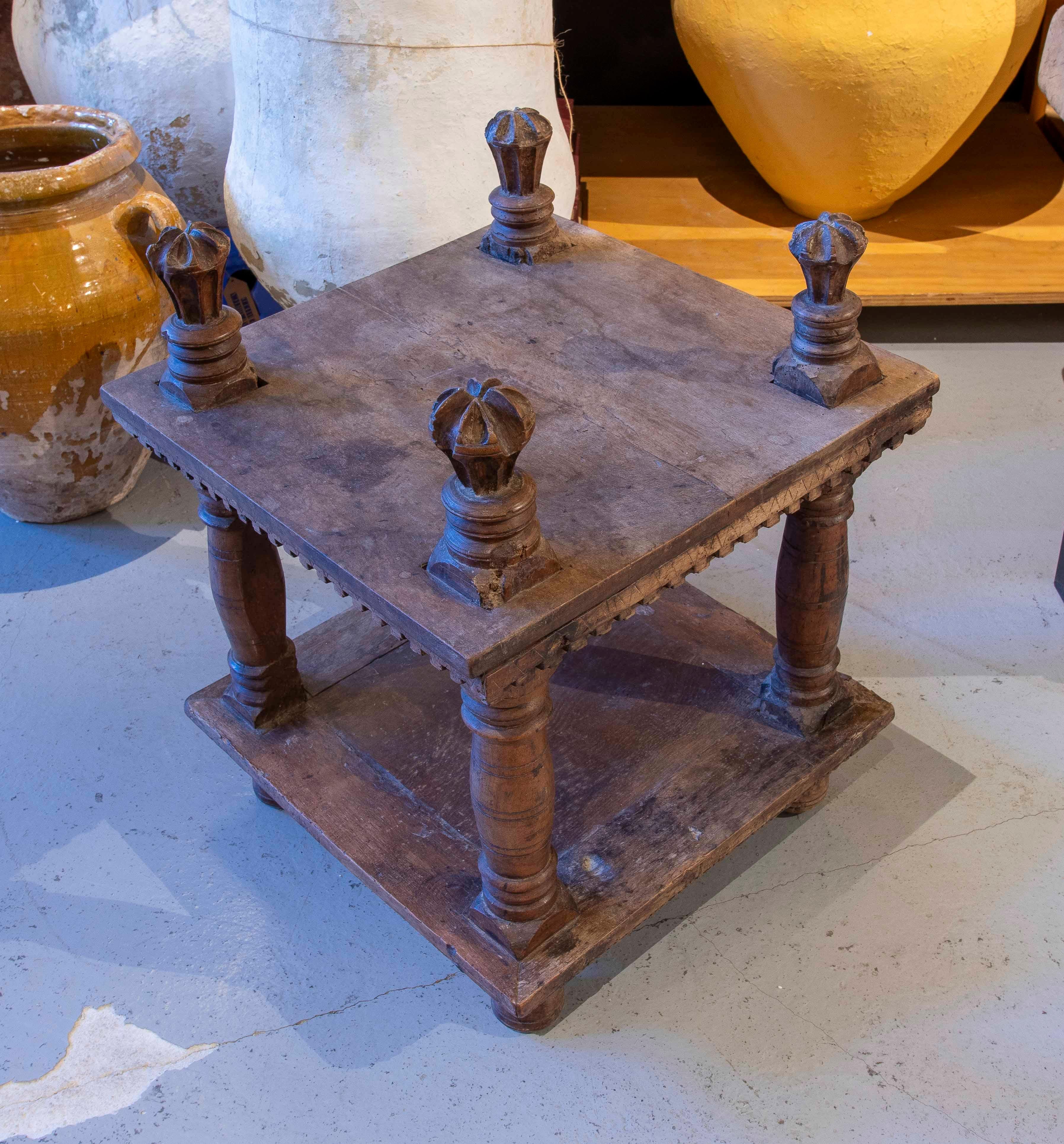 Table d'appoint à deux hauteurs en bois sculpté à la main des années 1950 Bon état - En vente à Marbella, ES