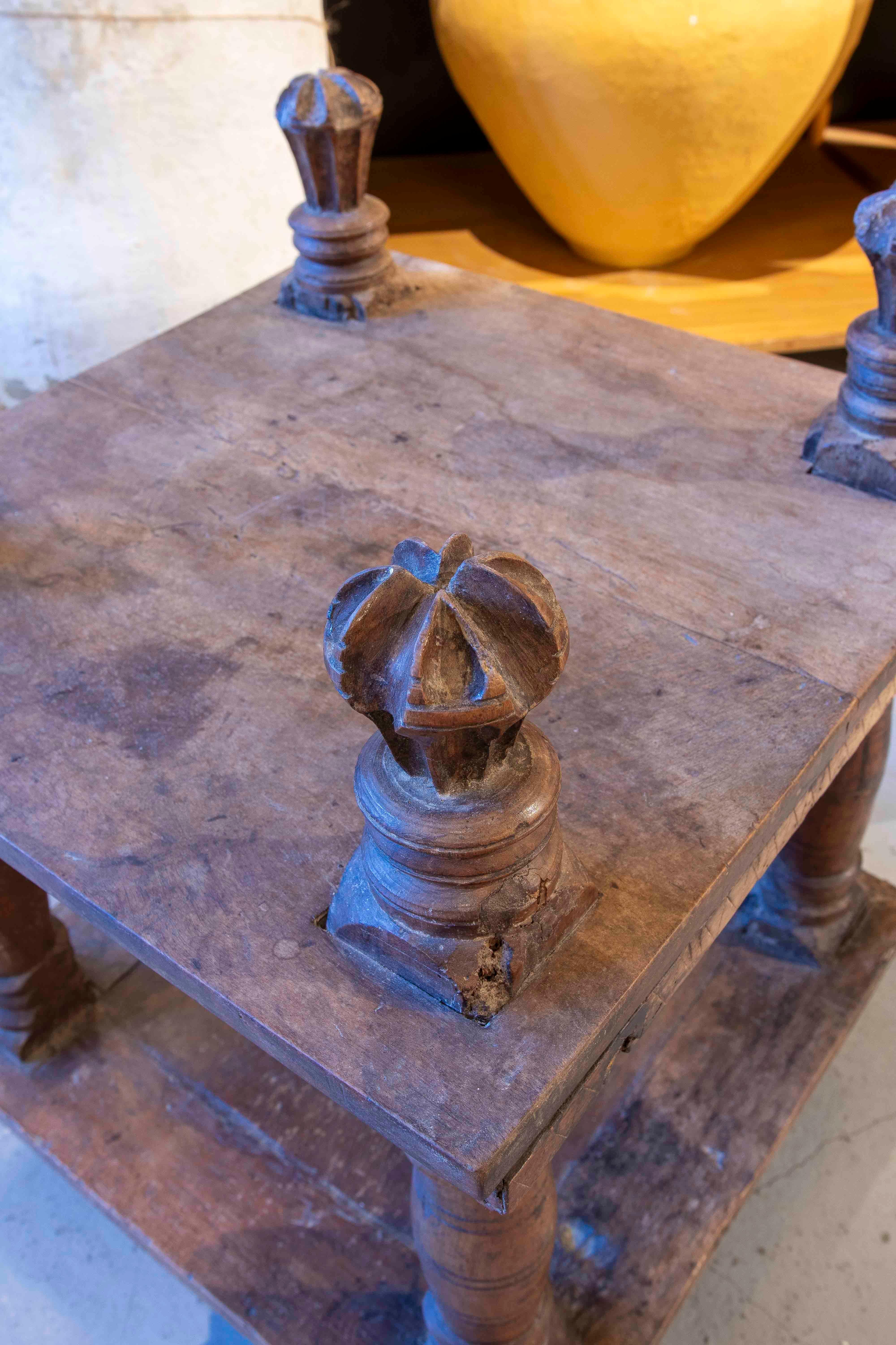 20ième siècle Table d'appoint à deux hauteurs en bois sculpté à la main des années 1950 en vente