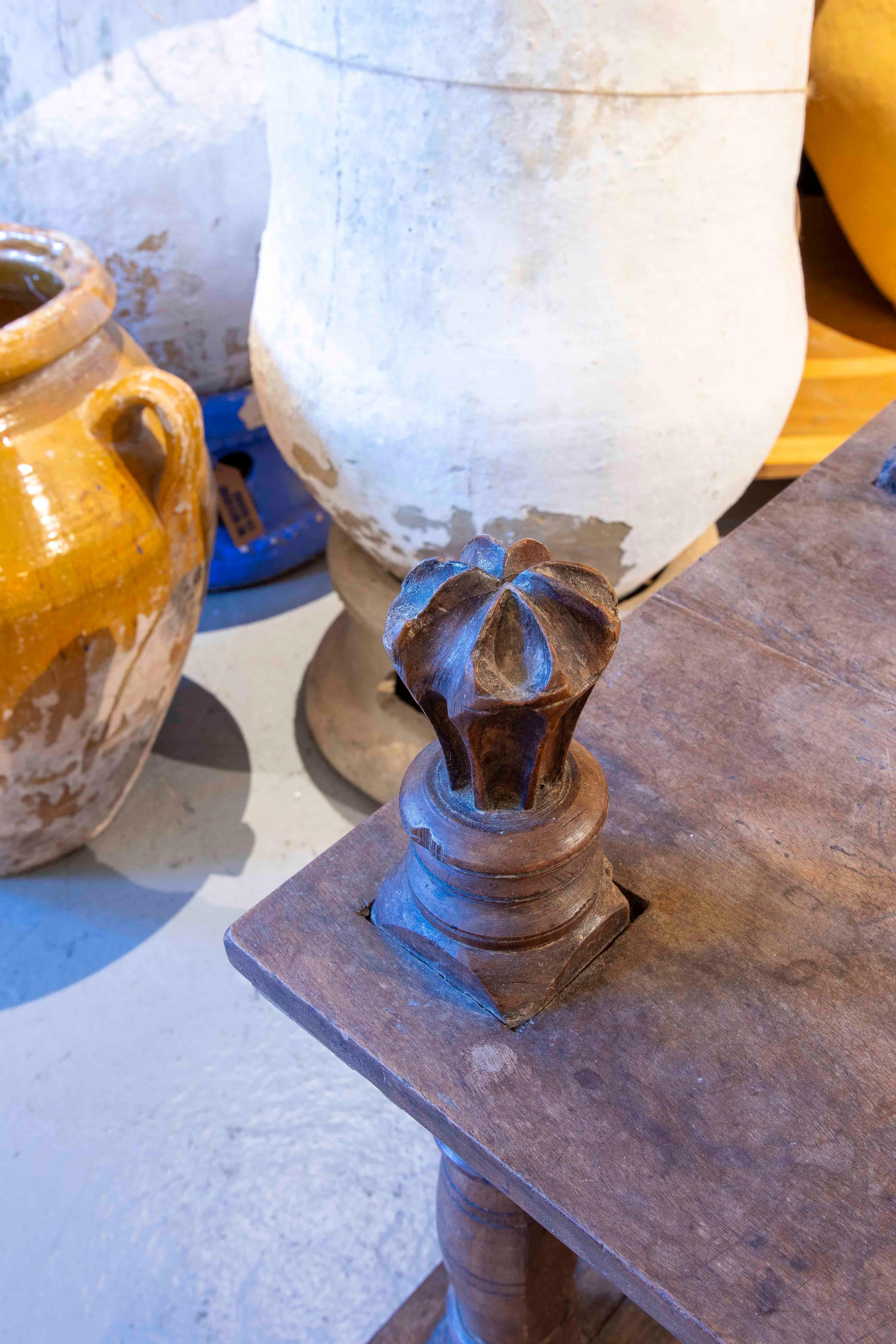 Bois Table d'appoint à deux hauteurs en bois sculpté à la main des années 1950 en vente