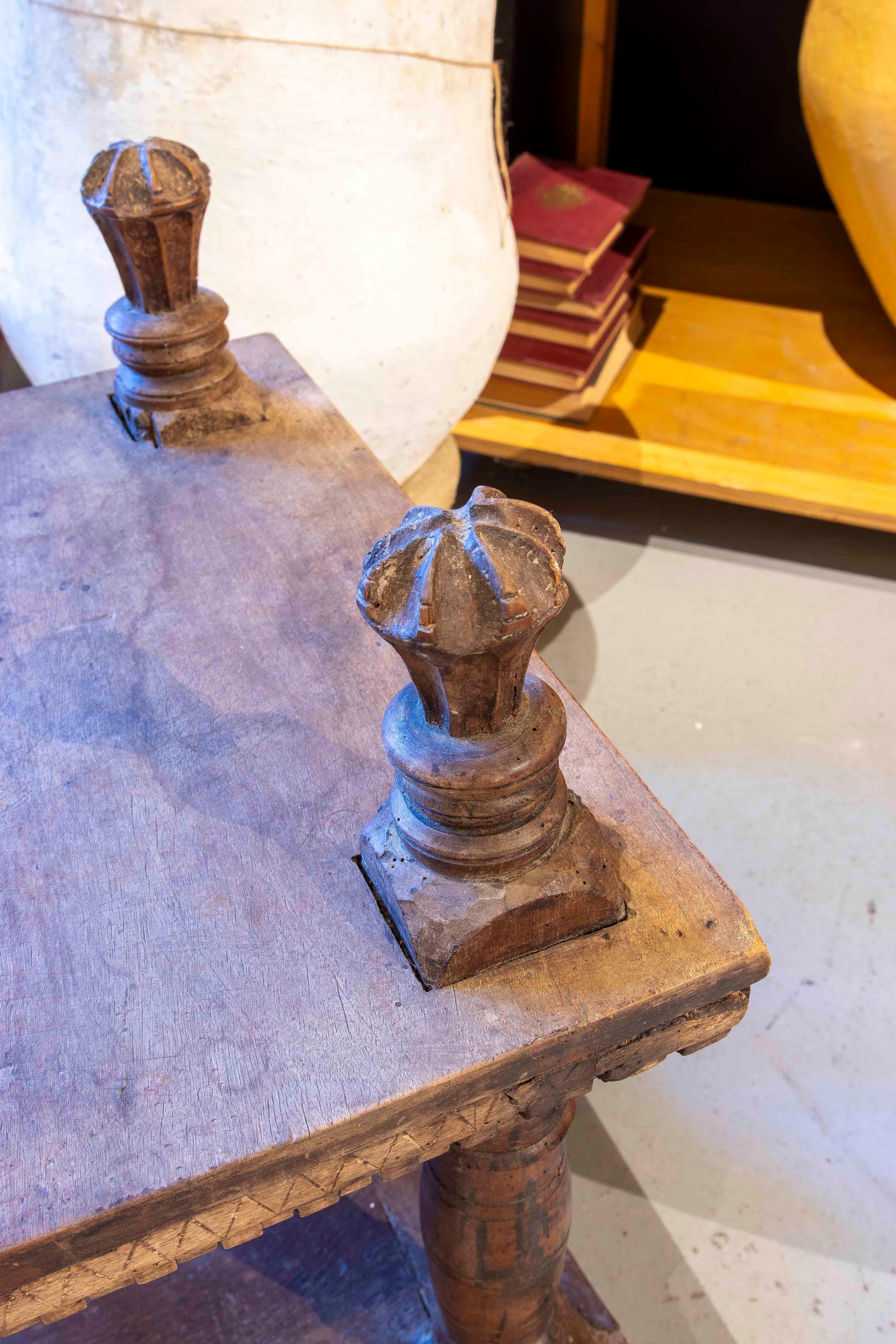 Table d'appoint à deux hauteurs en bois sculpté à la main des années 1950 en vente 1
