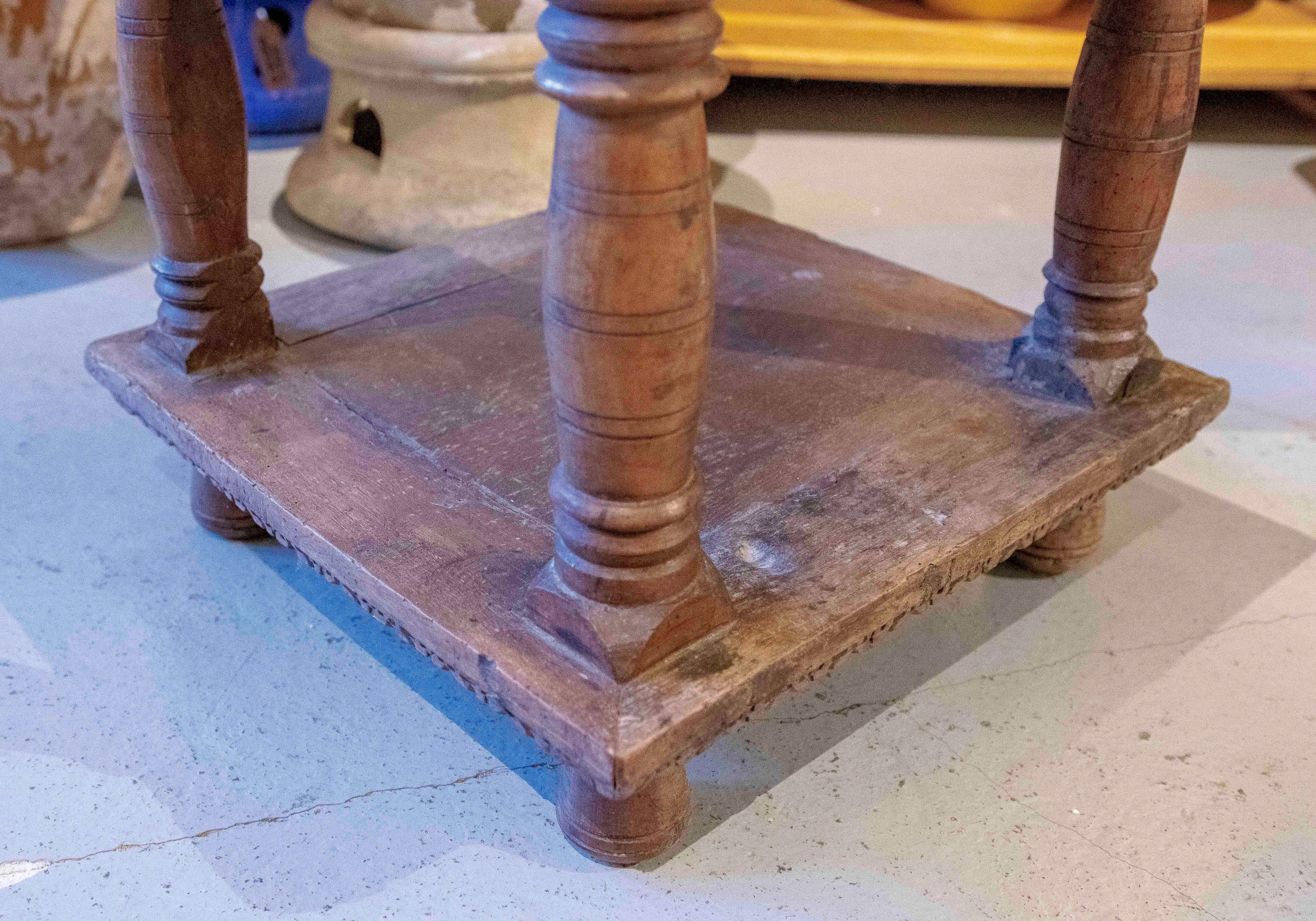 Table d'appoint à deux hauteurs en bois sculpté à la main des années 1950 en vente 2