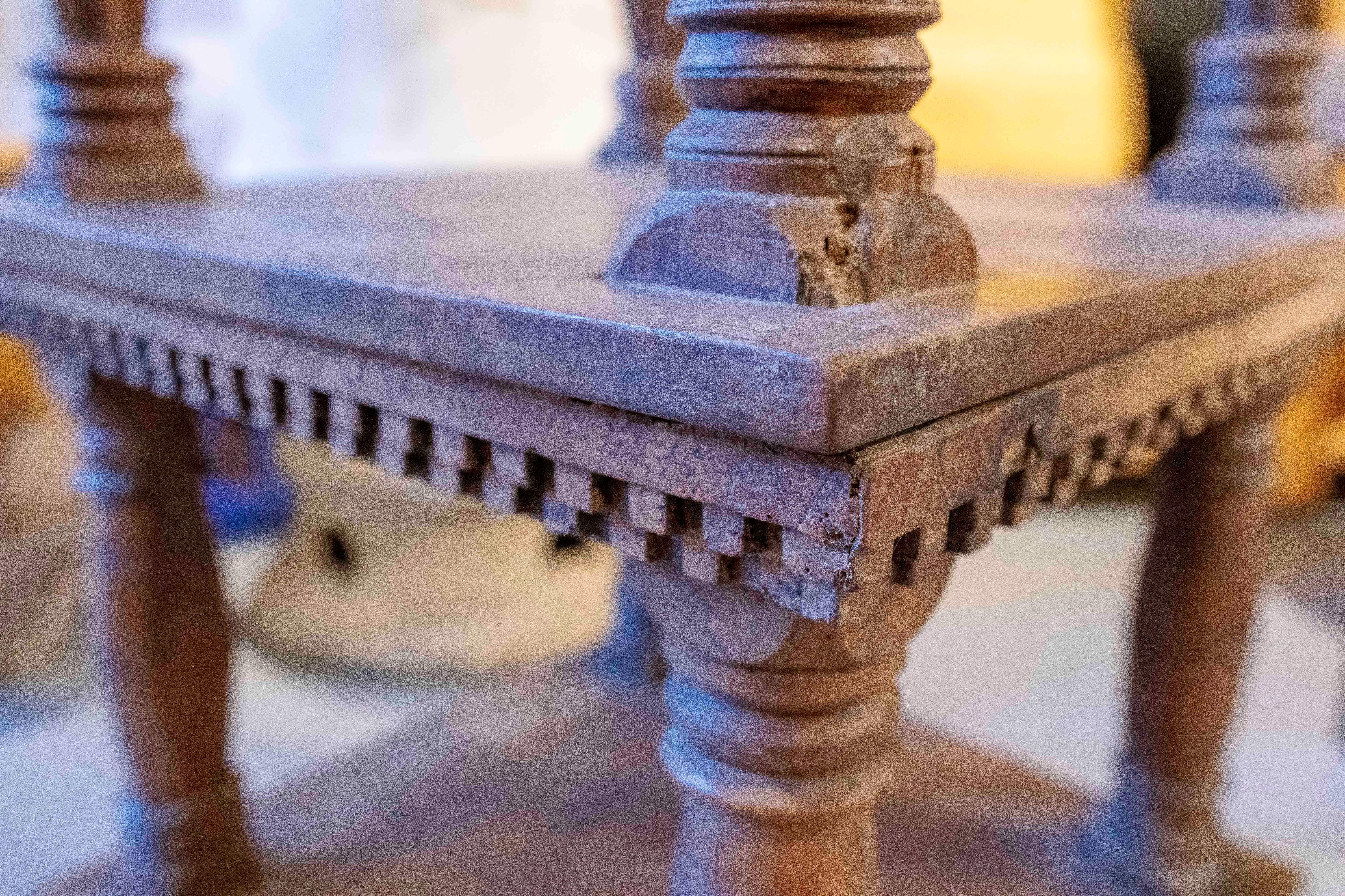 Table d'appoint à deux hauteurs en bois sculpté à la main des années 1950 en vente 3