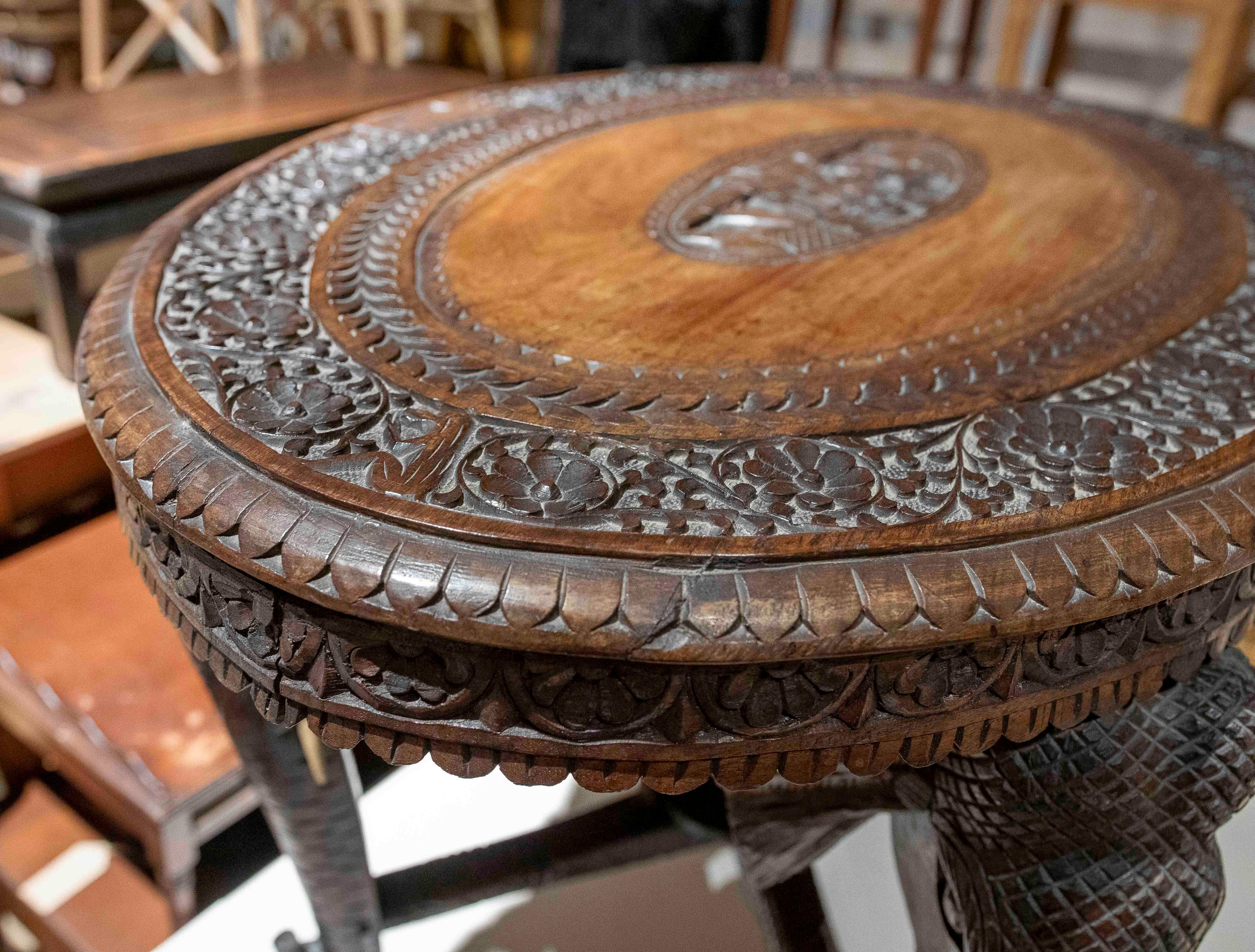 Mesa Indu de madera tallada a mano de los años 50 con patas de elefante y motivos florales en venta 4