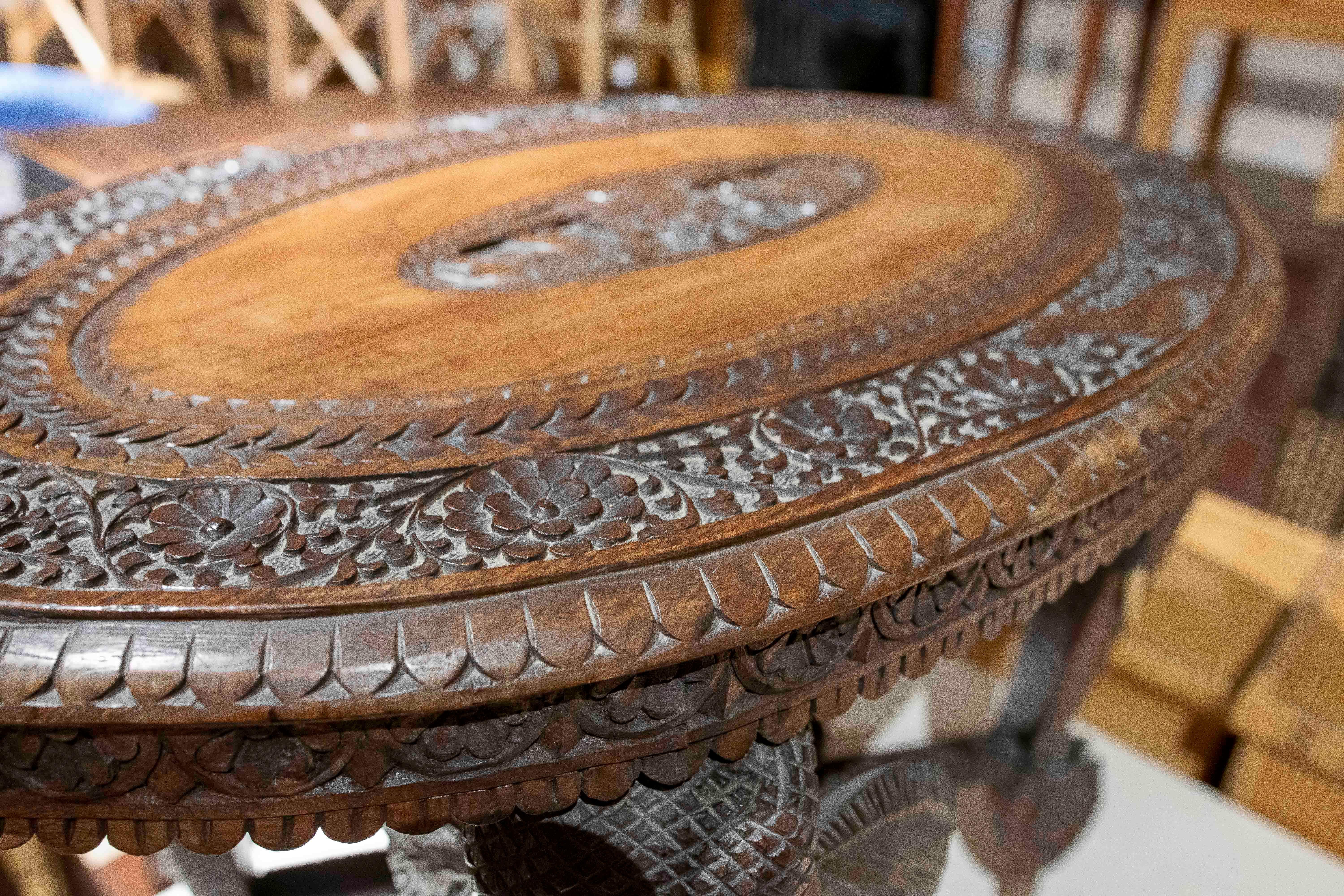 Mesa Indu de madera tallada a mano de los años 50 con patas de elefante y motivos florales en venta 5