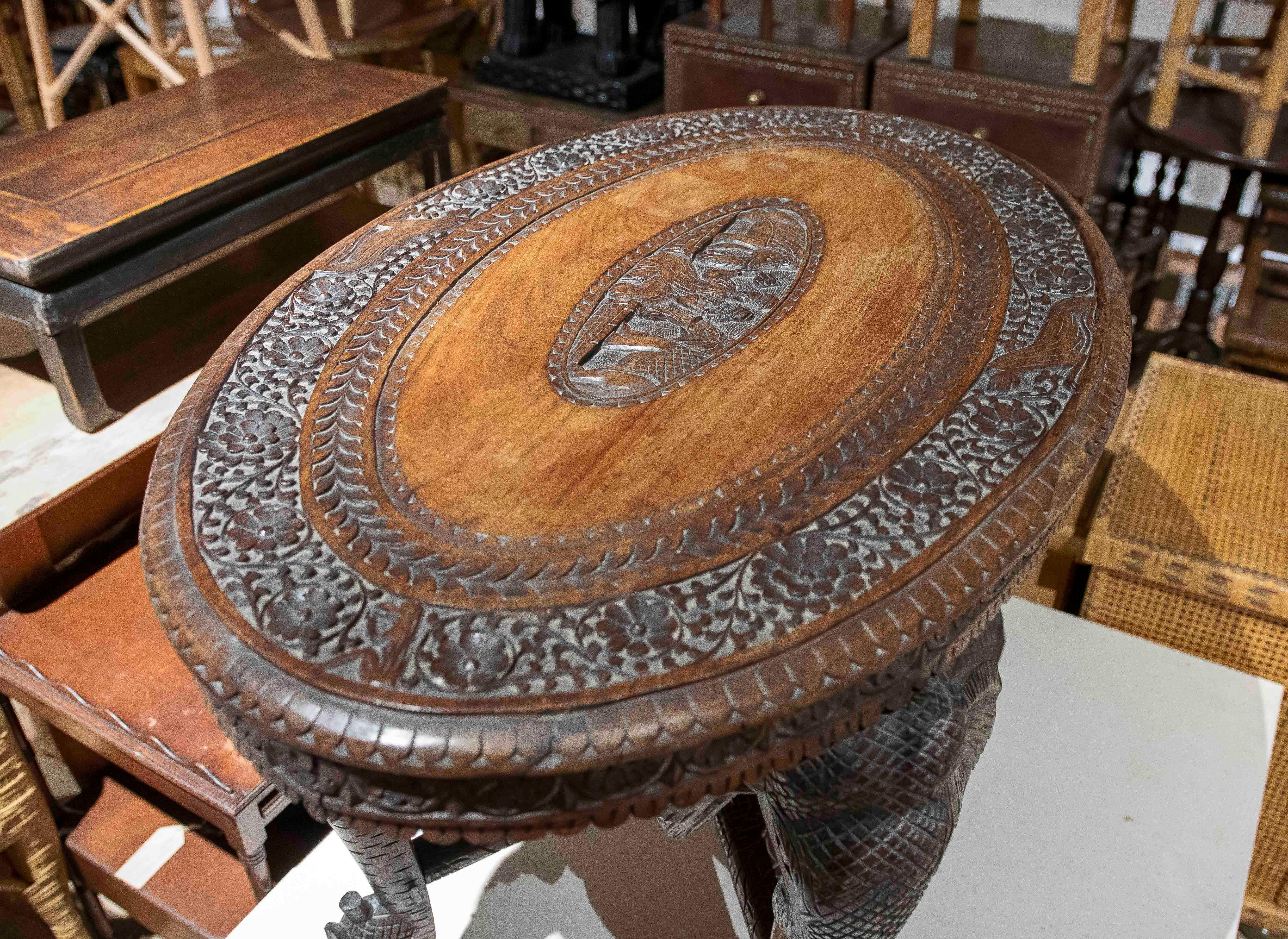 Mesa Indu de madera tallada a mano de los años 50 con patas de elefante y motivos florales en venta 6