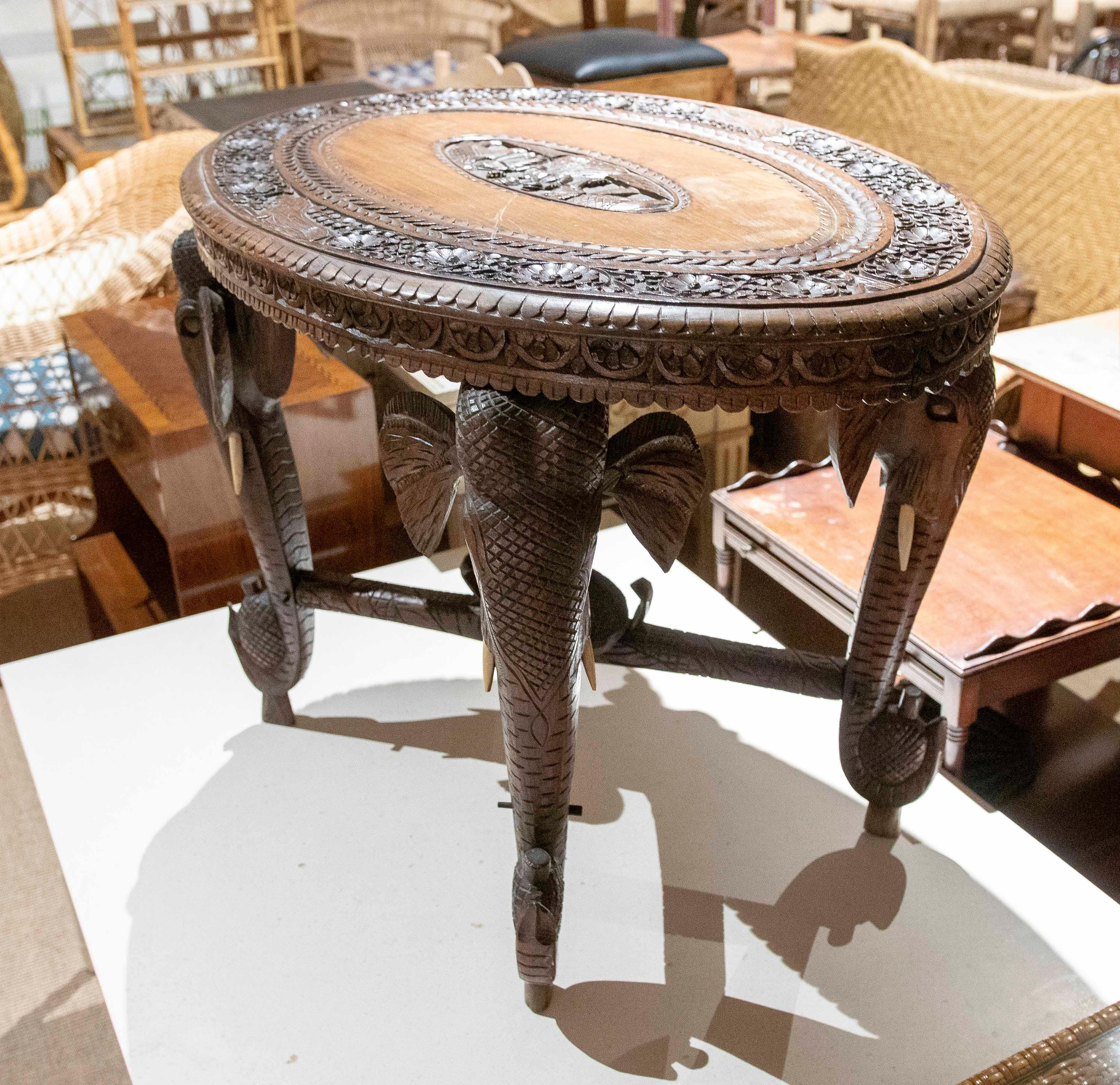 Mesa Indu de madera tallada a mano de los años 50 con patas de elefante y motivos florales en venta 7